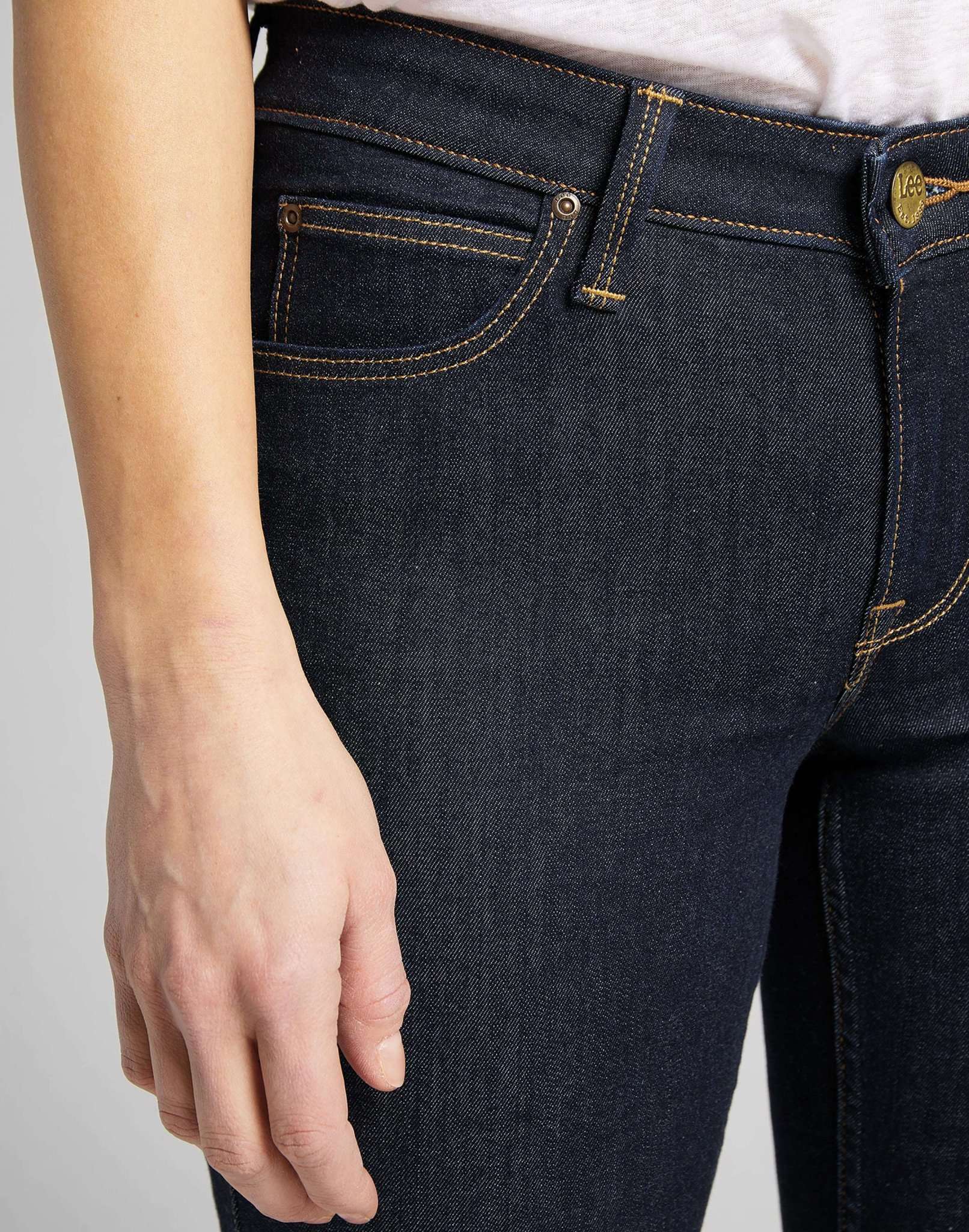 Scarlett in rinse jeans Lee