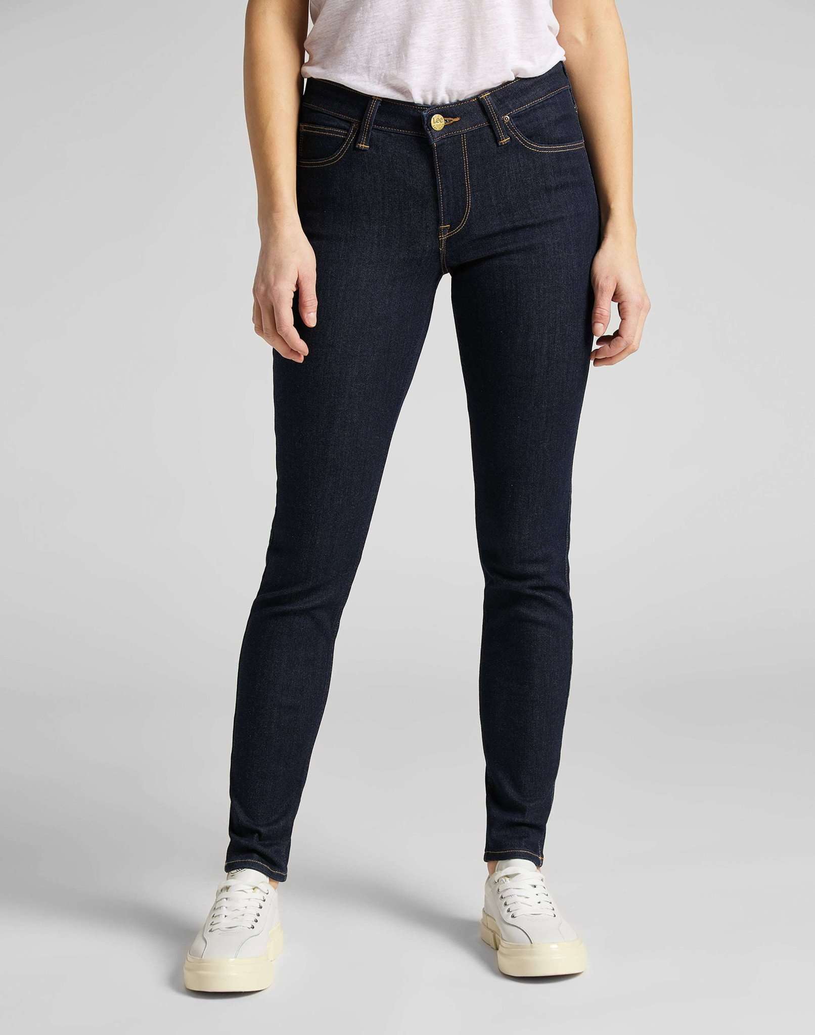 Scarlett in rinse jeans Lee