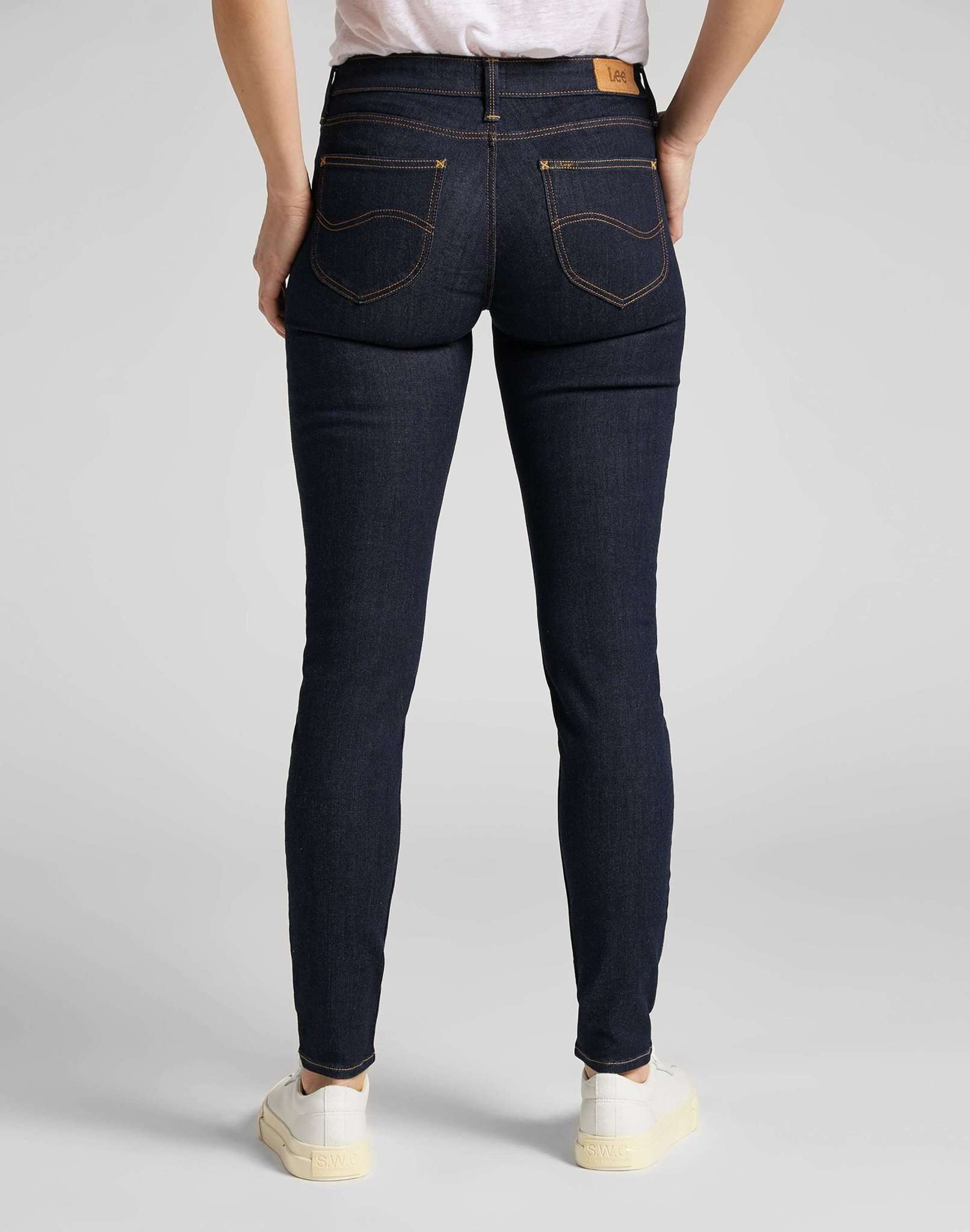 Scarlett in rinse jeans Lee