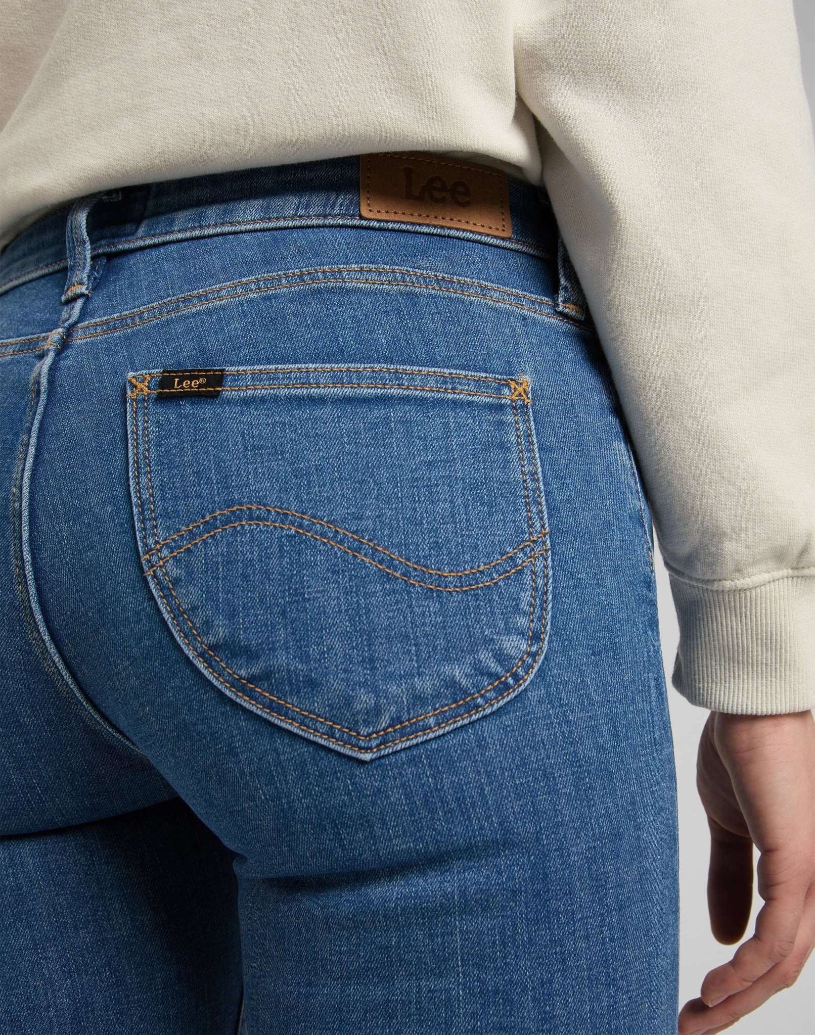 Scarlett in Mid Lexi Jeans Lee