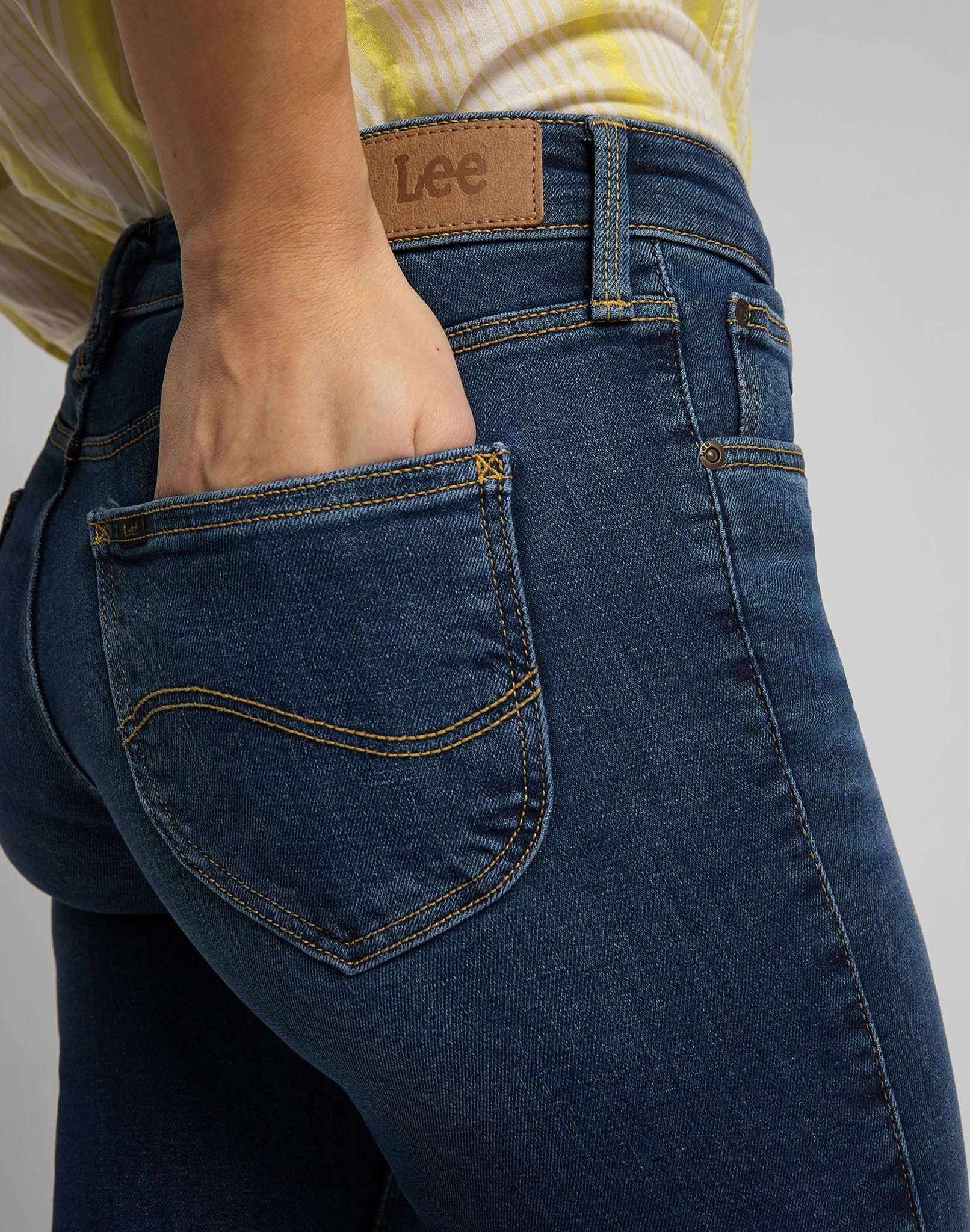 Scarlett in Mid Martha Jeans Lee