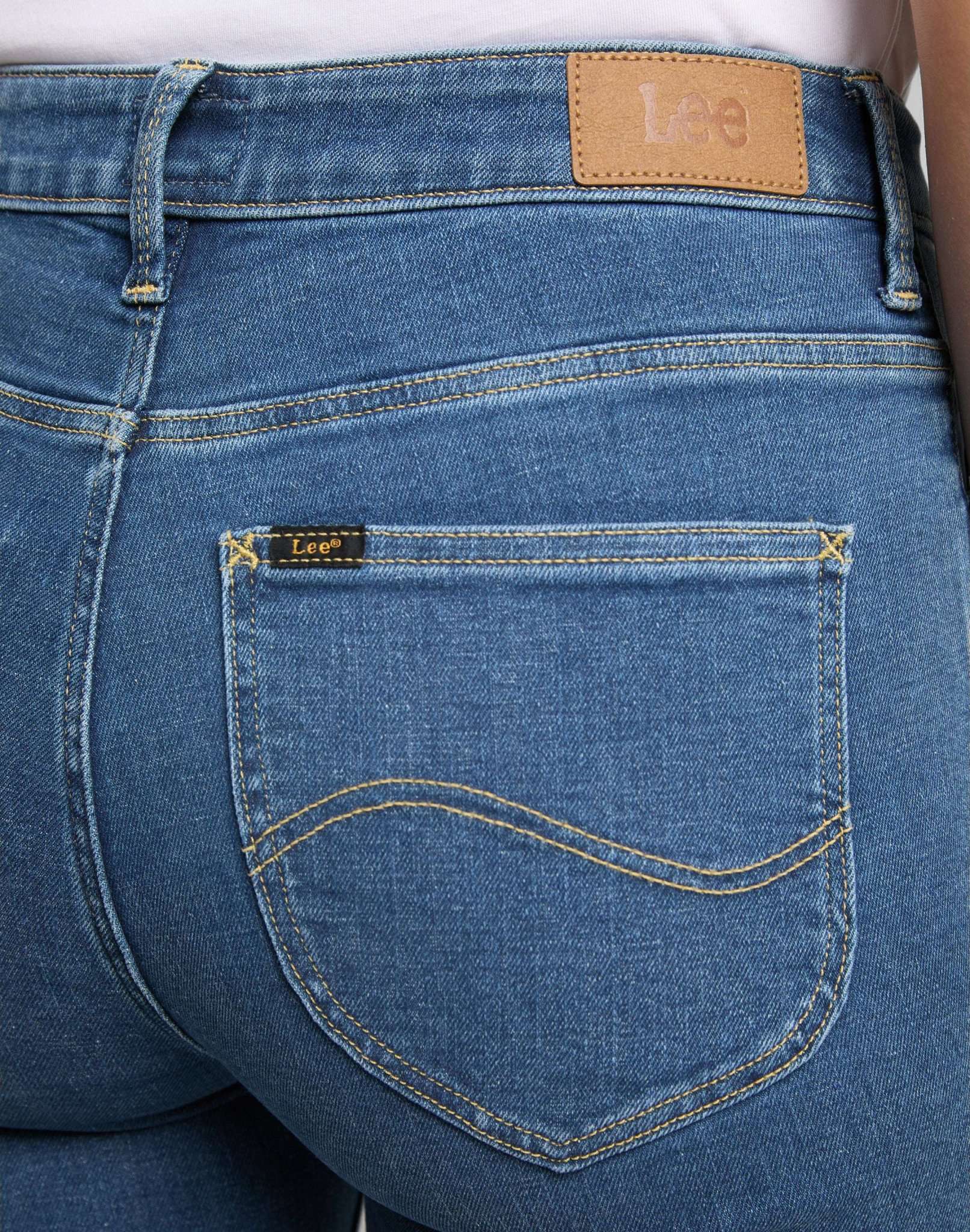 Scarlett High in Mid Madison Jeans Lee