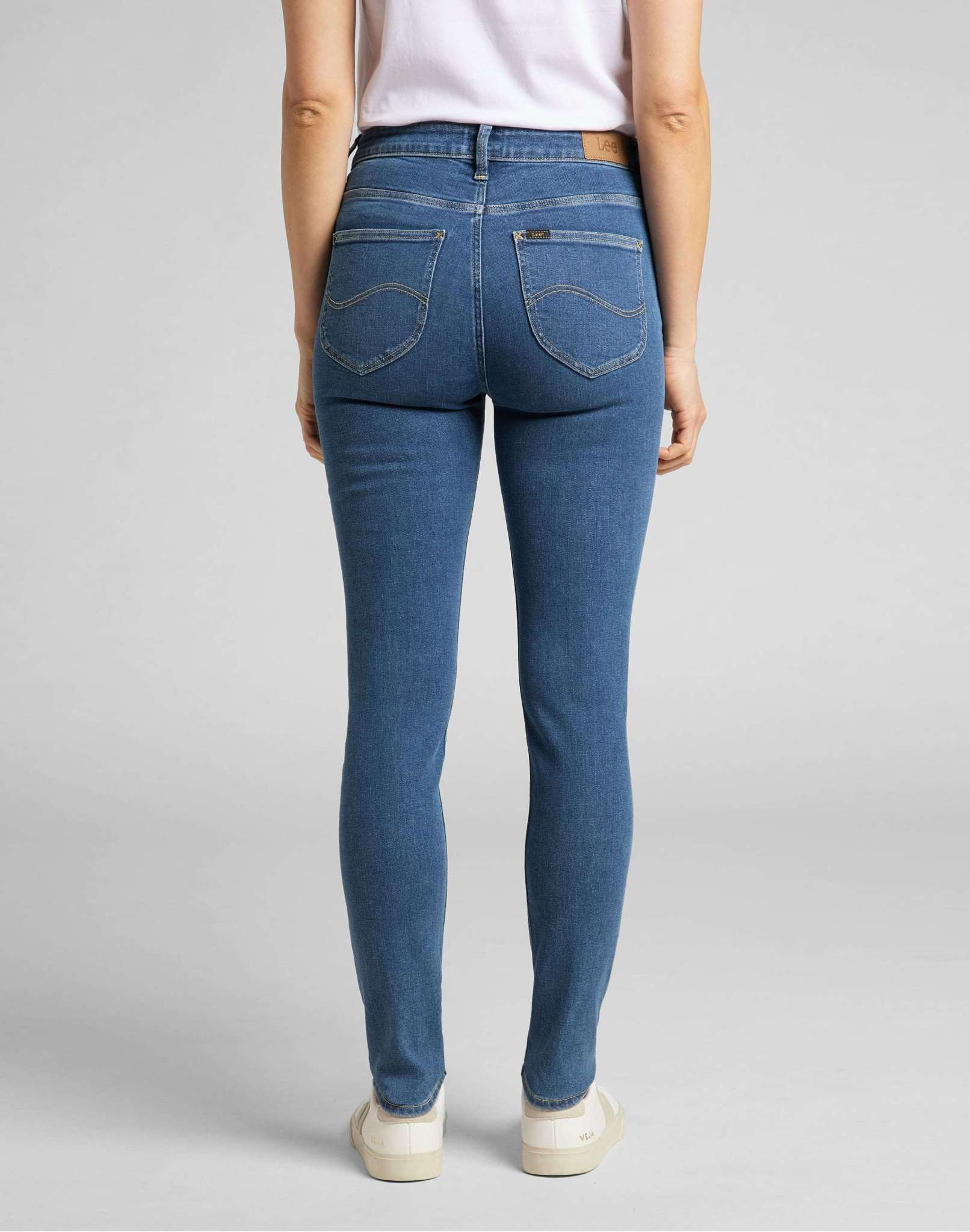 Scarlett High in Mid Madison Jeans Lee