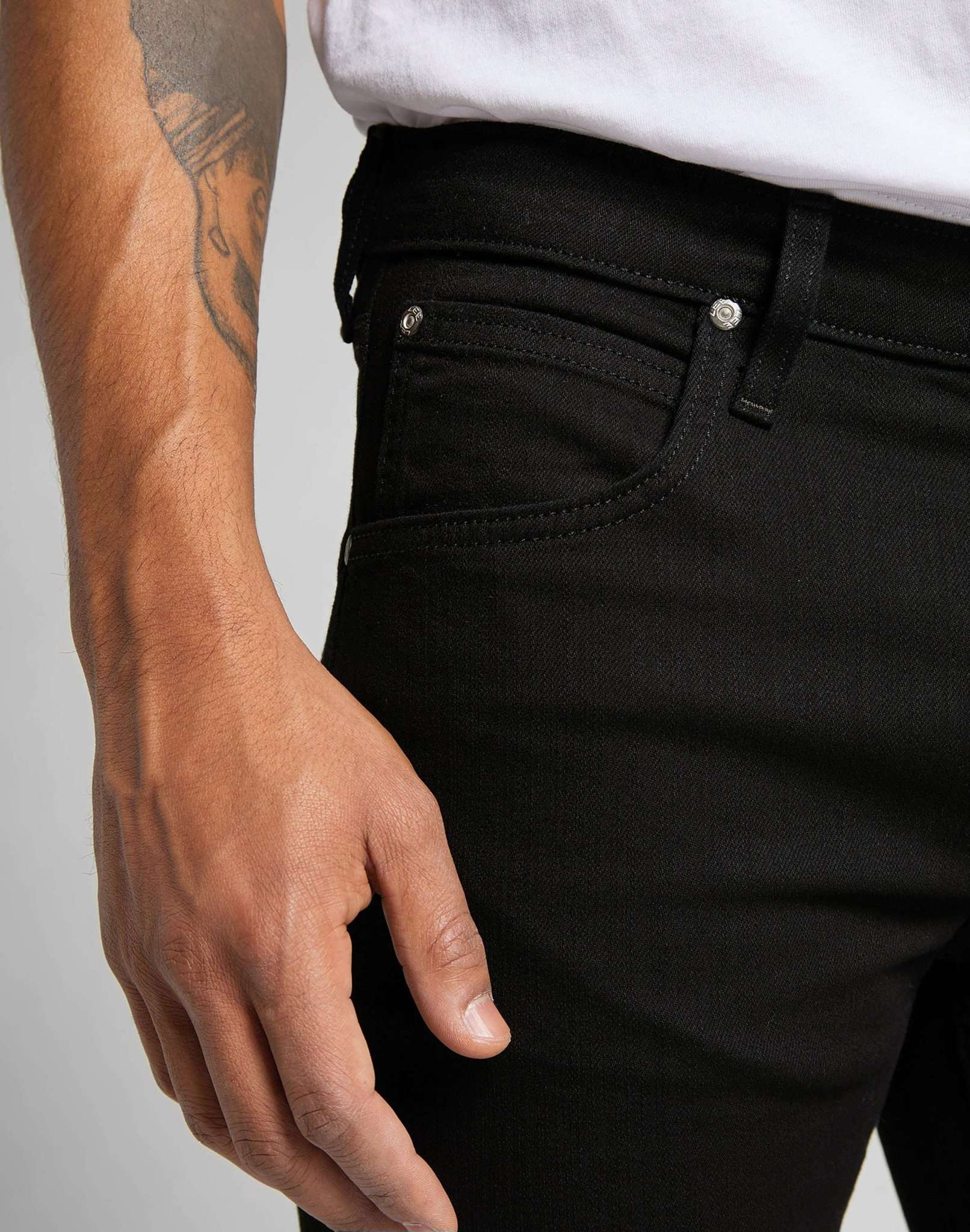 Daren Zip Fly in Clean Black Jeans Lee
