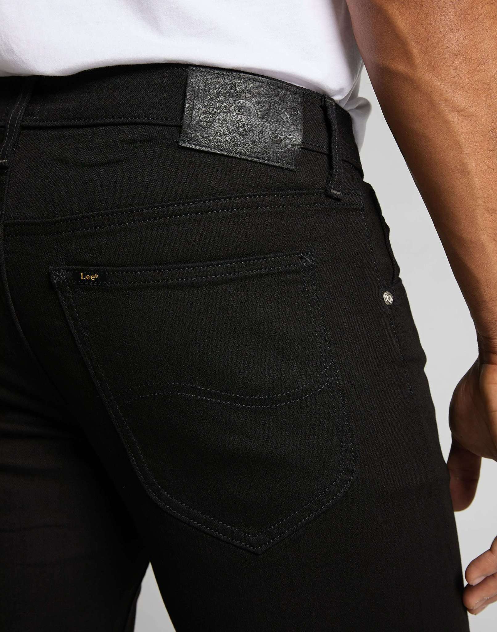 Daren Zip Fly in Clean Black Jeans Lee