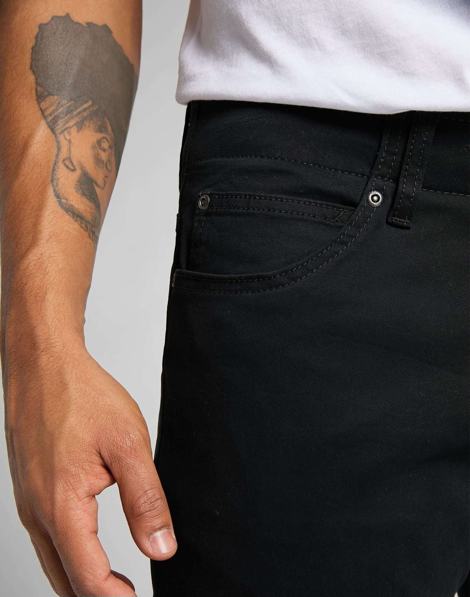 Straight Fit XM in Black Pants Lee