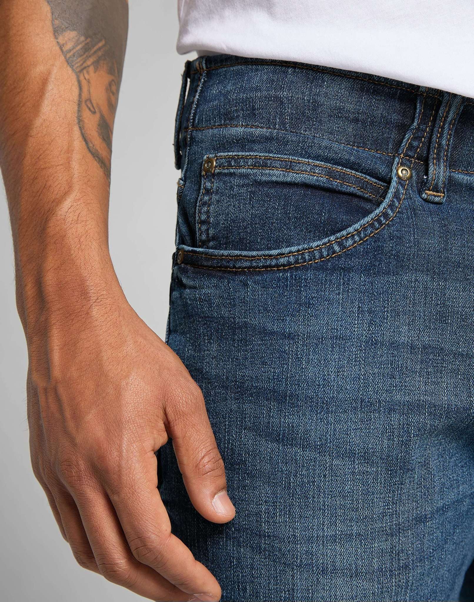 Straight Fit XM in Maddox Jeans Lee
