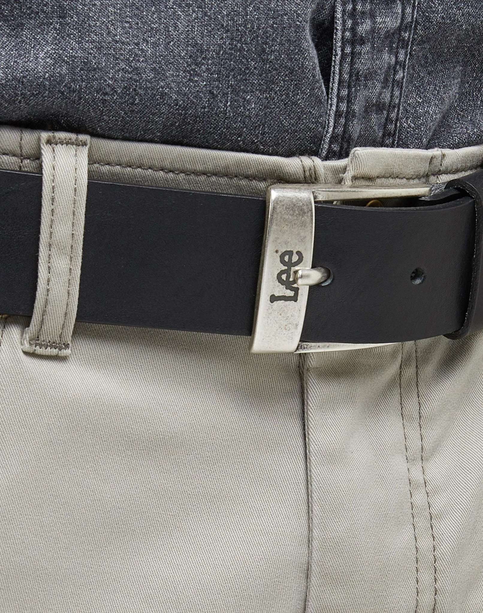 Leather Belt Logo Buckle in Black Belt Lee
