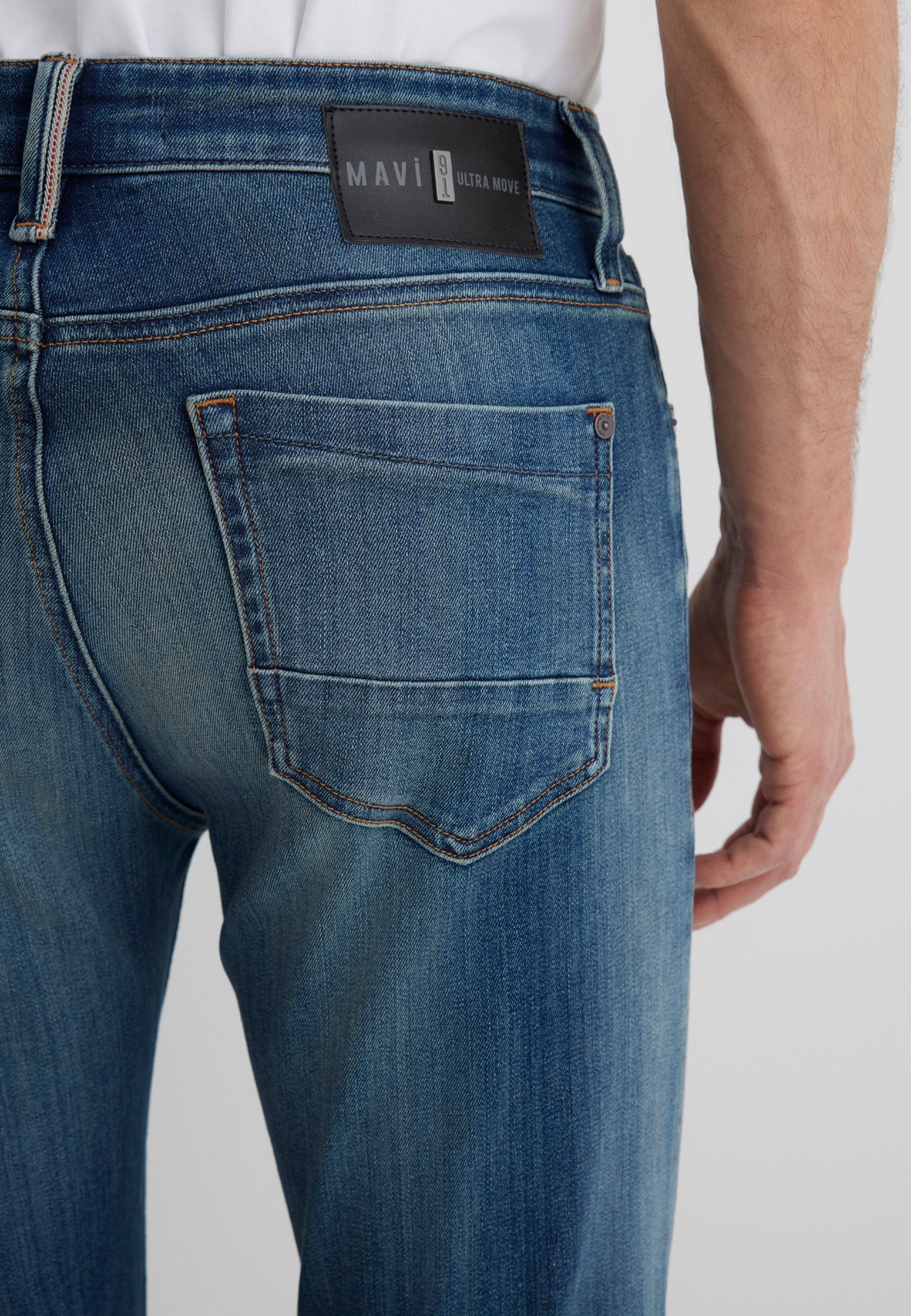 Marcus in Used Indigo Ultra Move Jeans Mavi