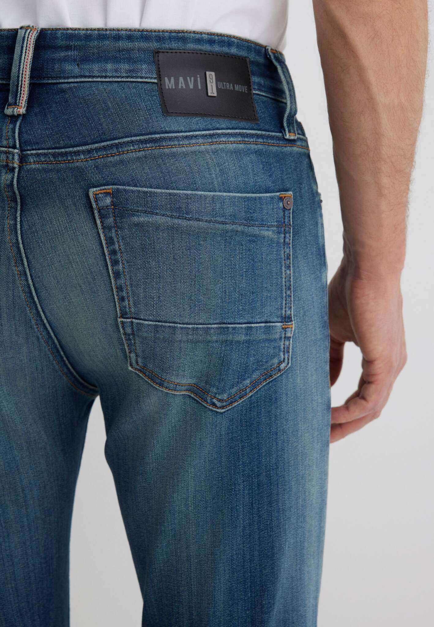 Marcus in Used Indigo Ultra Move Jeans Mavi