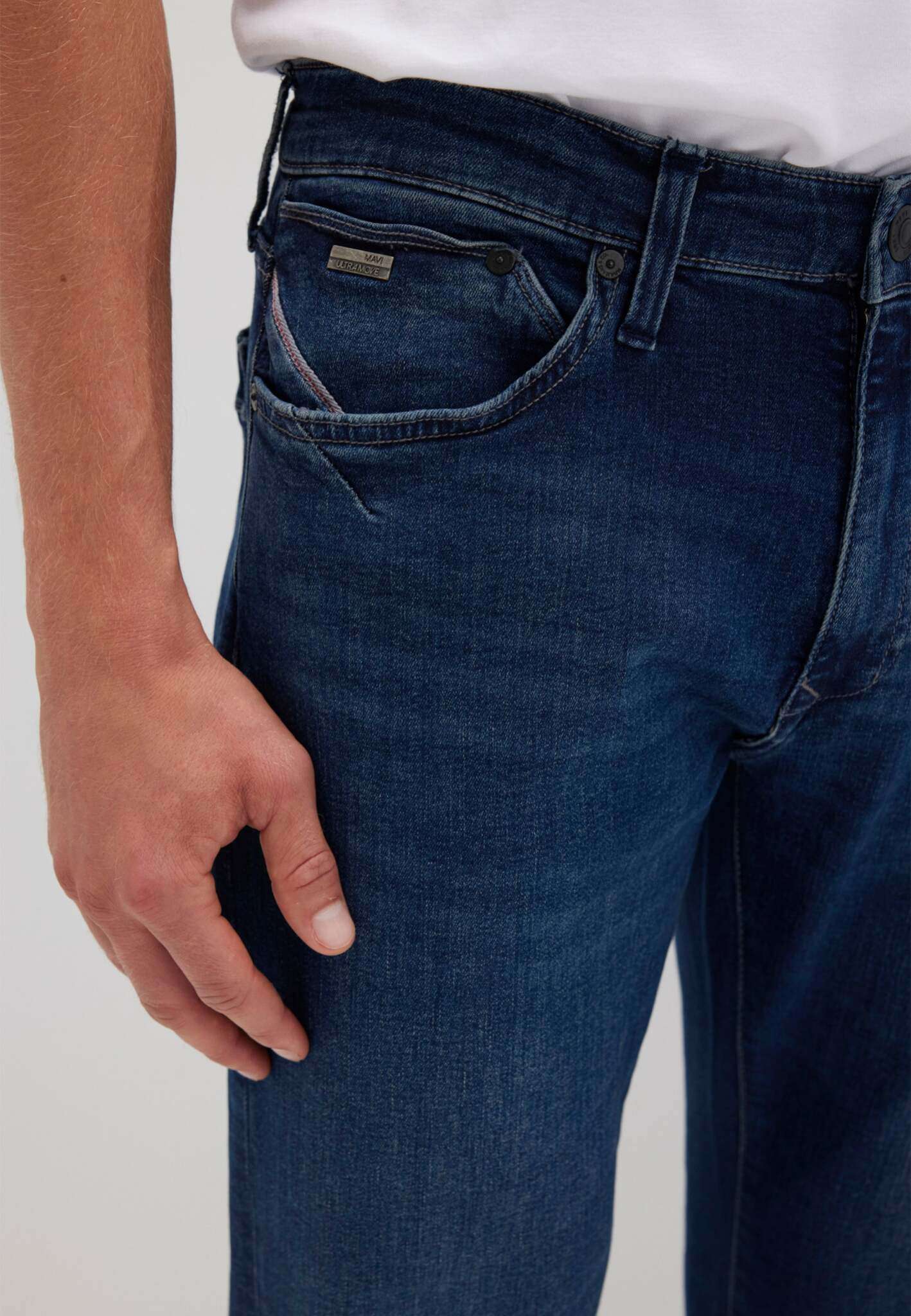 Marcus in Dark Brushed Ultra Move Jeans Mavi