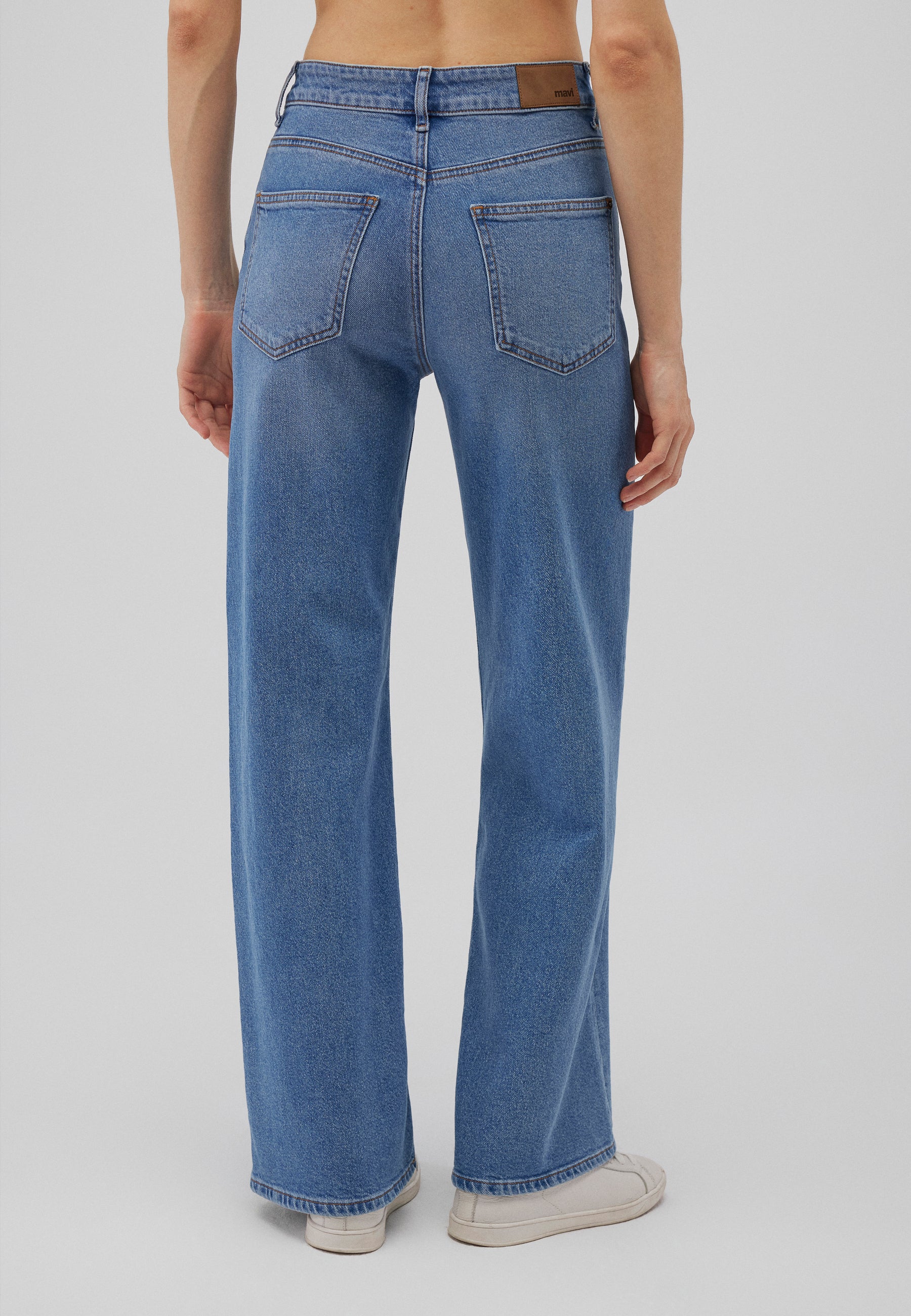 Malibu in Mid Indigo Brushed 90s Jeans Mavi