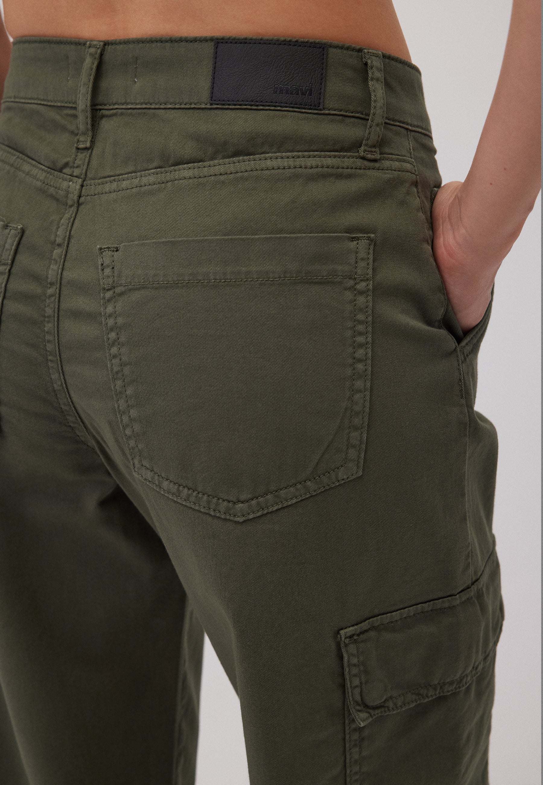 Jacy in beetle twill pants Mavi