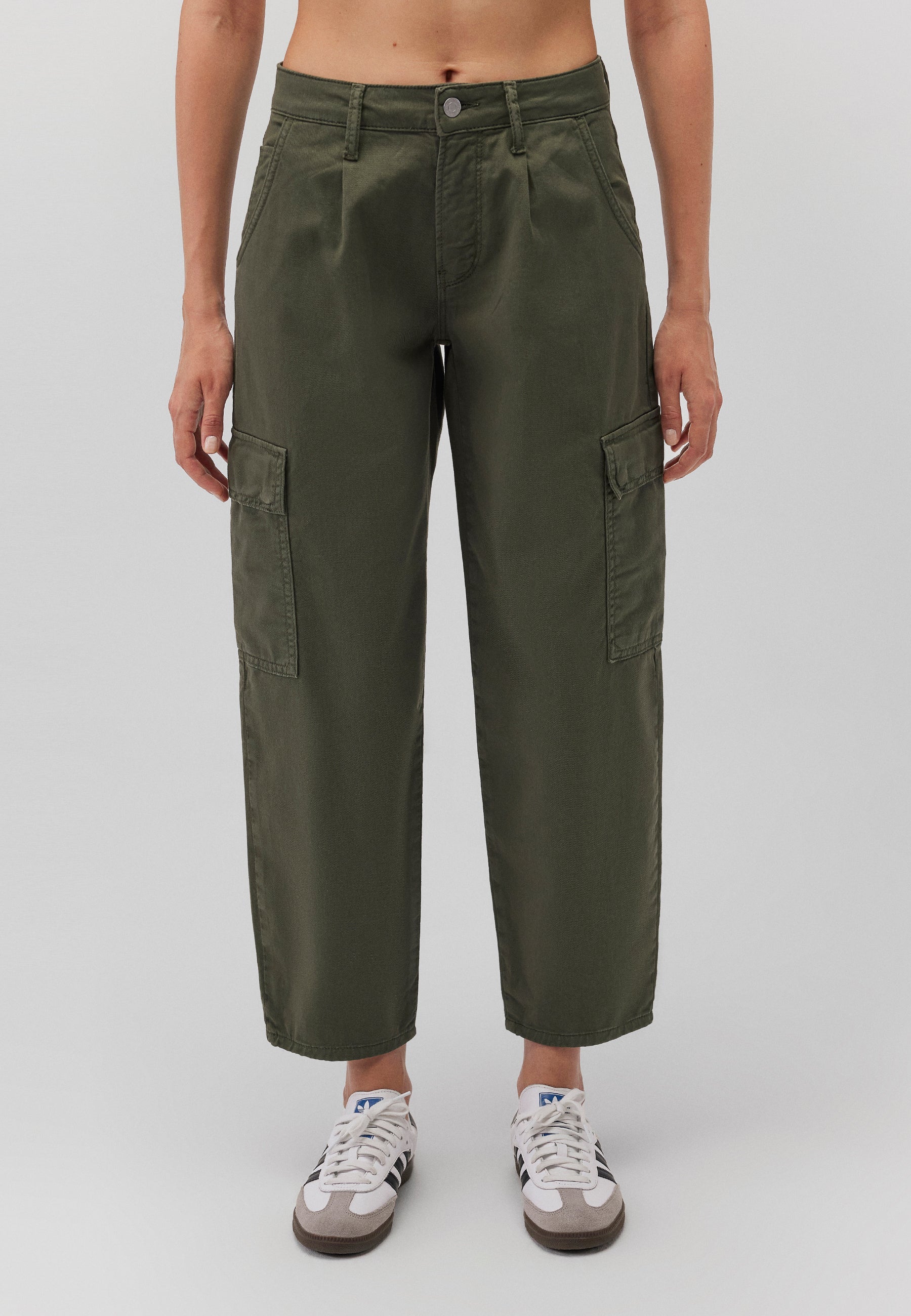 Jacy in beetle twill pants Mavi