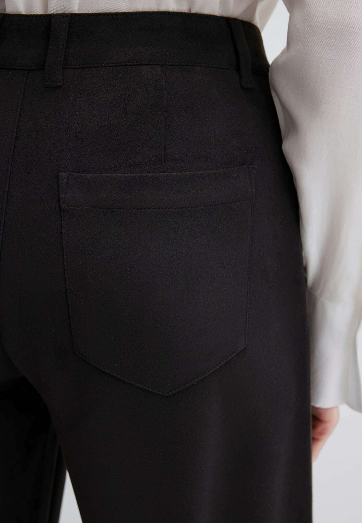 Woven Pants in Black Pants Mavi