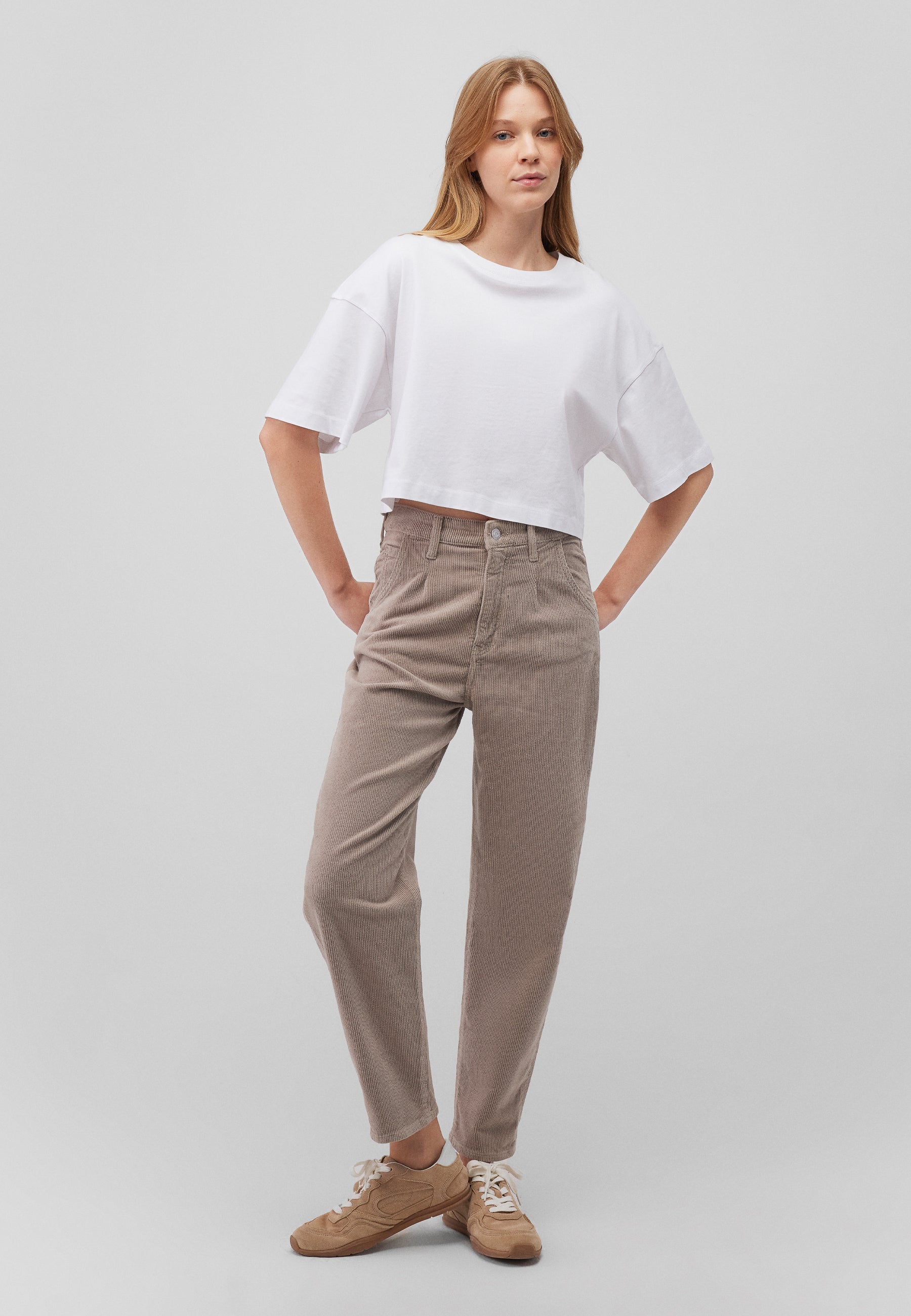 Laura in Moon Skirt Cord Pants Mavi