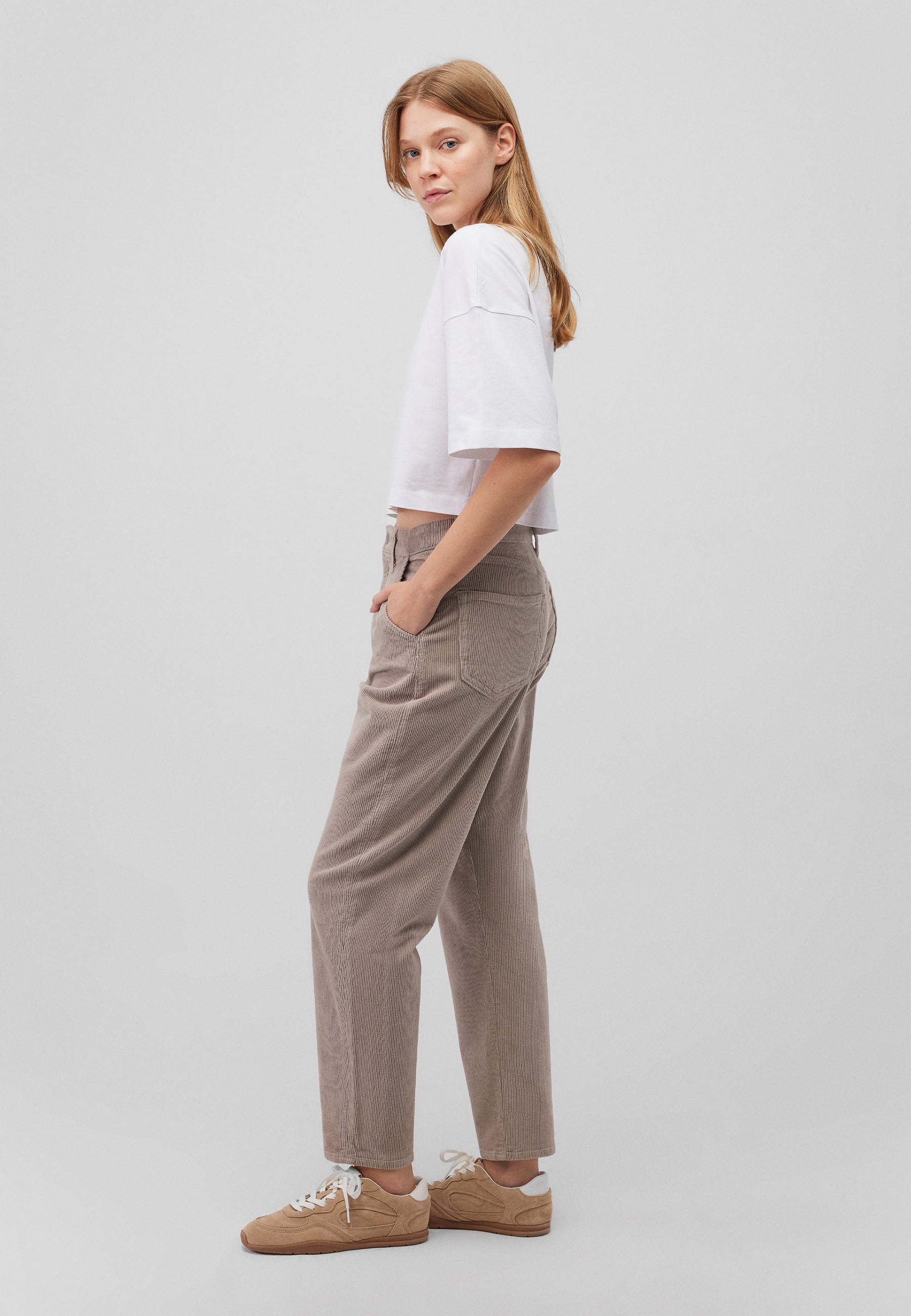 Laura in Moon Skirt Cord Pants Mavi