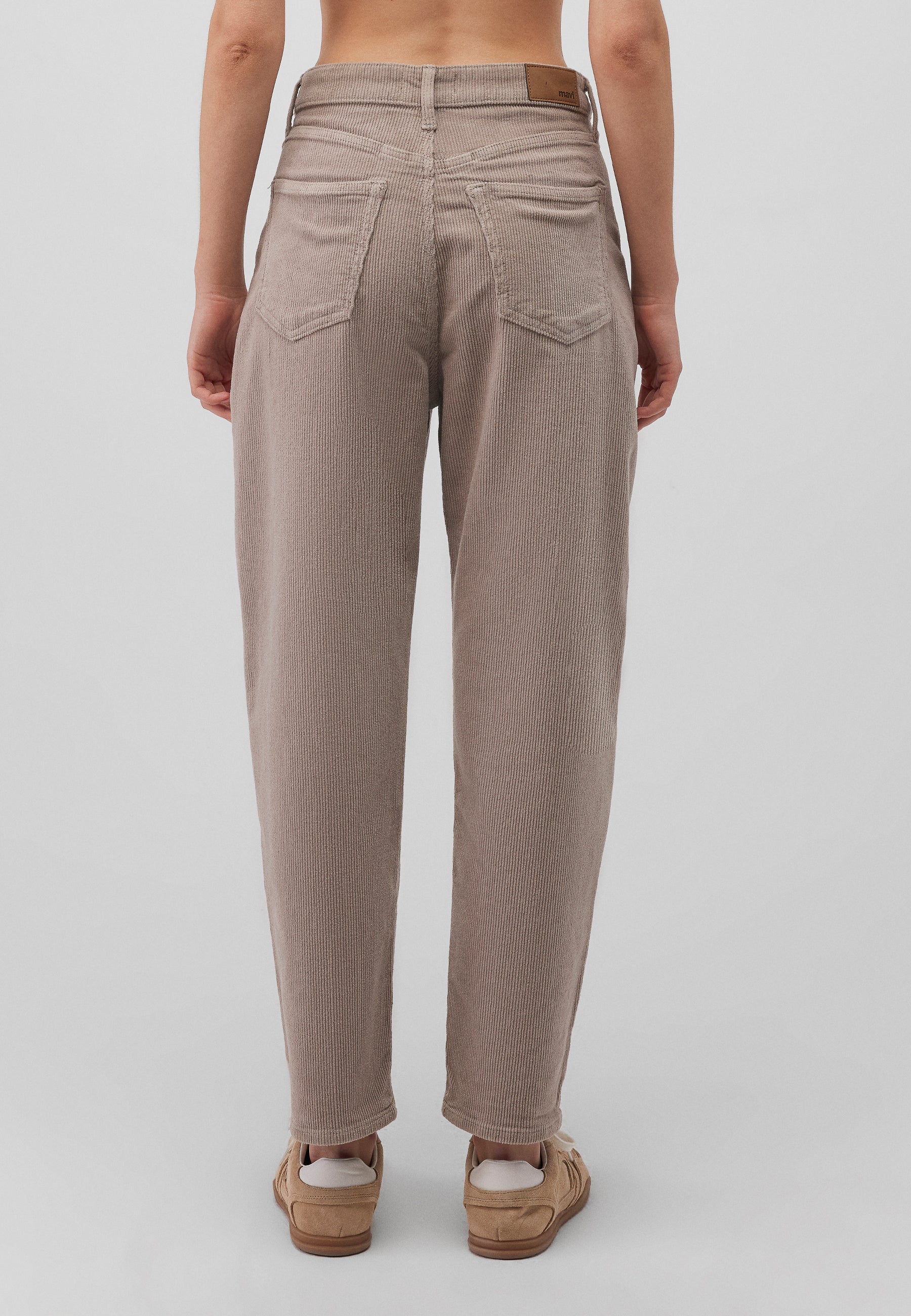 Laura in Moon Skirt Cord Pants Mavi