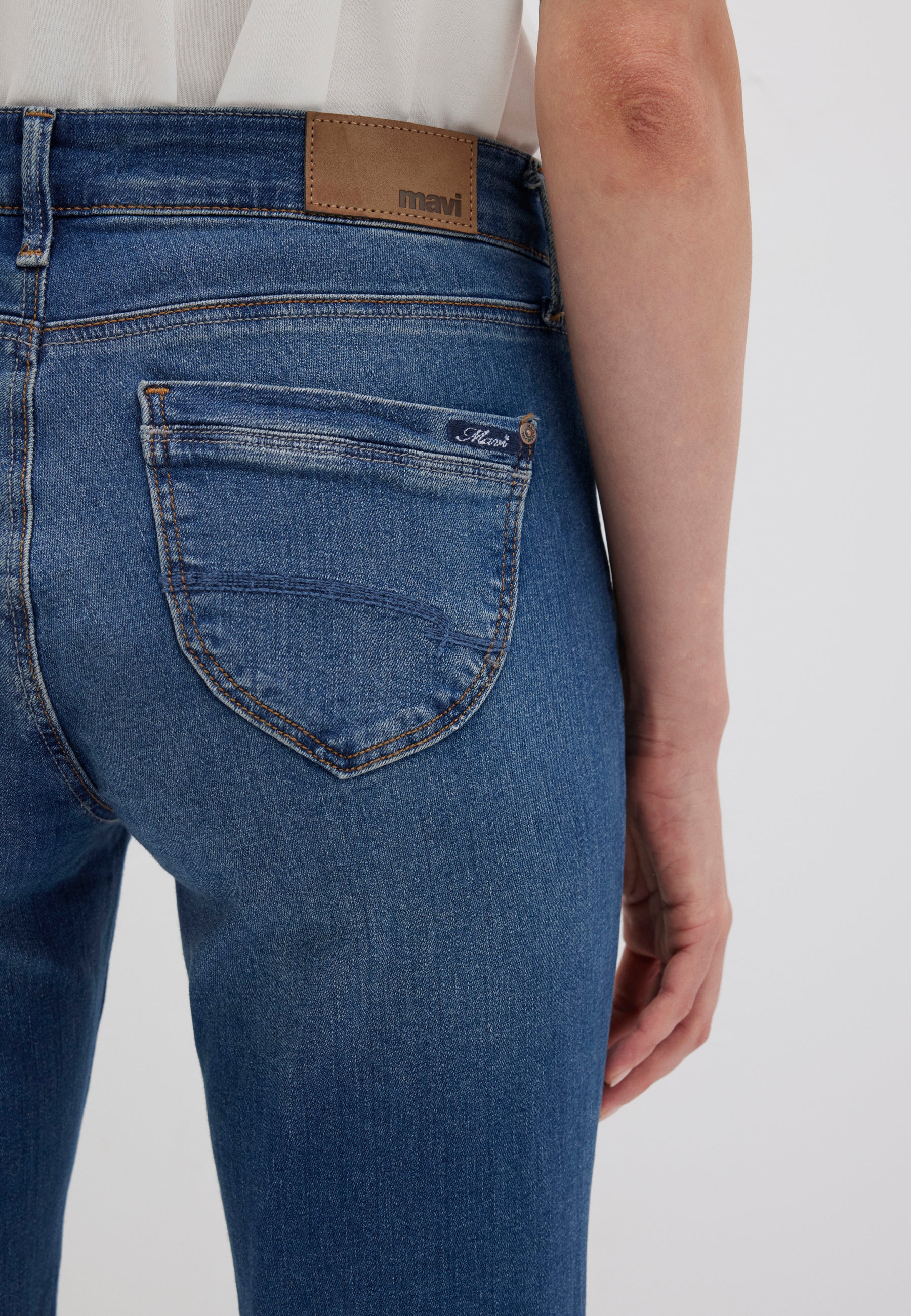 Sophie in Deep Memory Fit Jeans Mavi