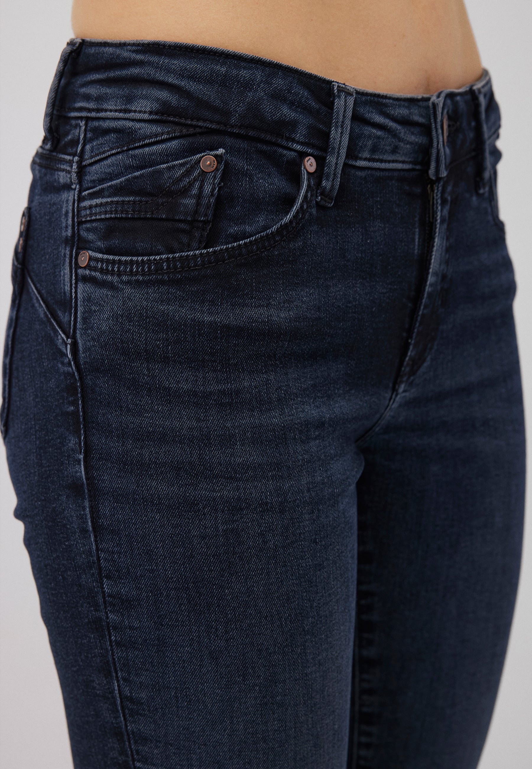 Adriana in Dark Ink Glam Jeans Mavi