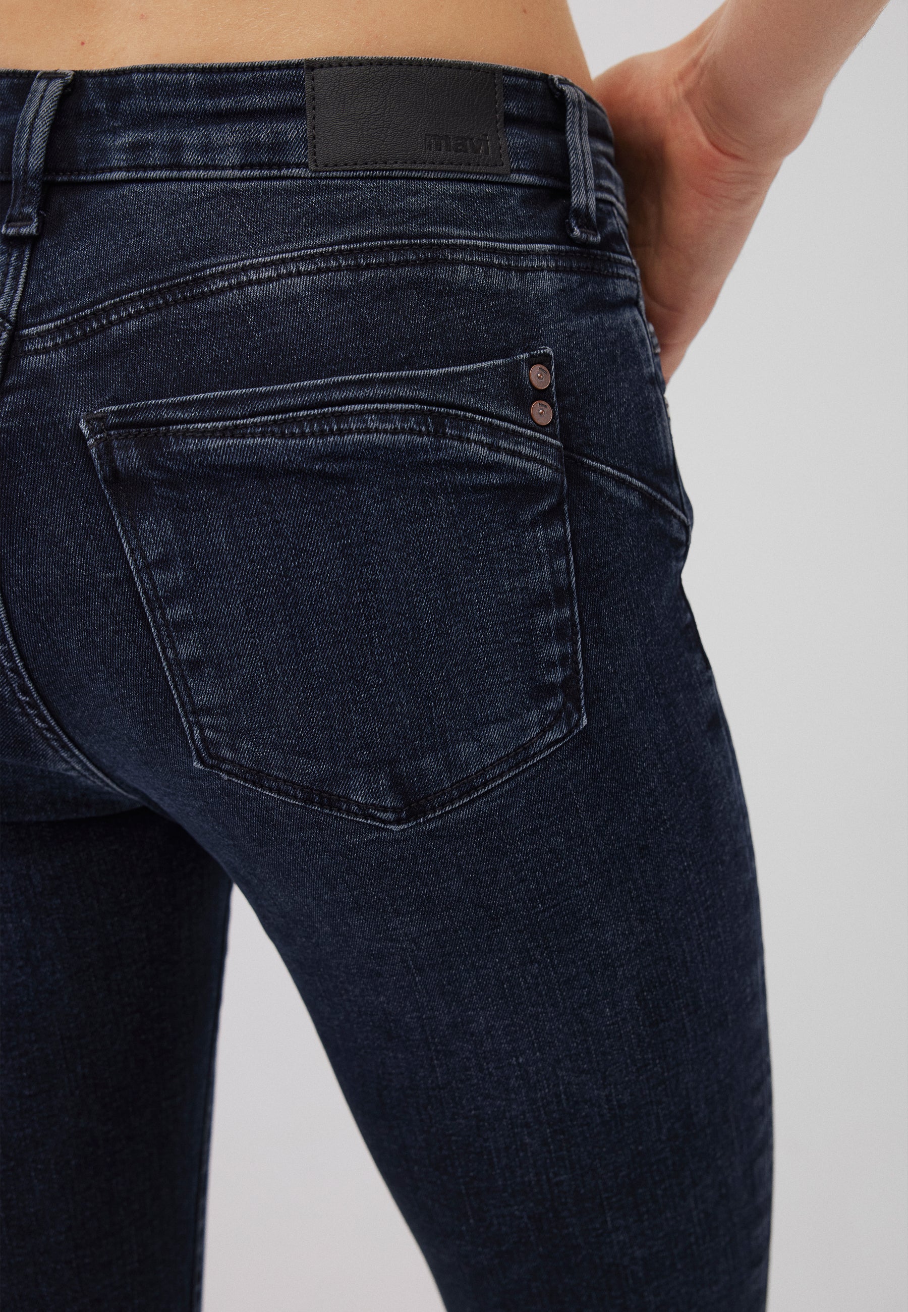 Adriana in Dark Ink Glam Jeans Mavi