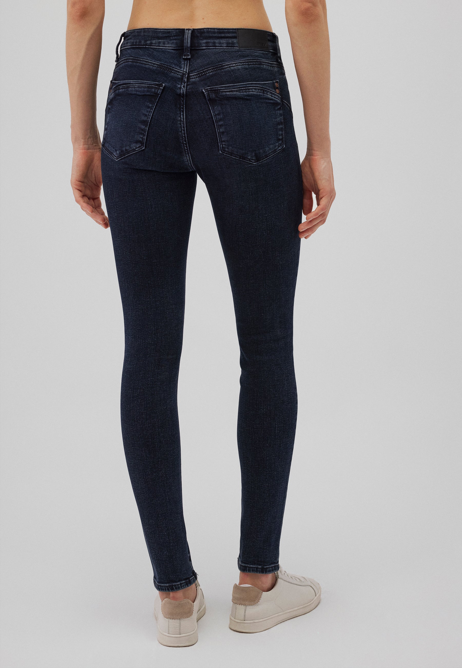 Adriana in Dark Ink Glam Jeans Mavi