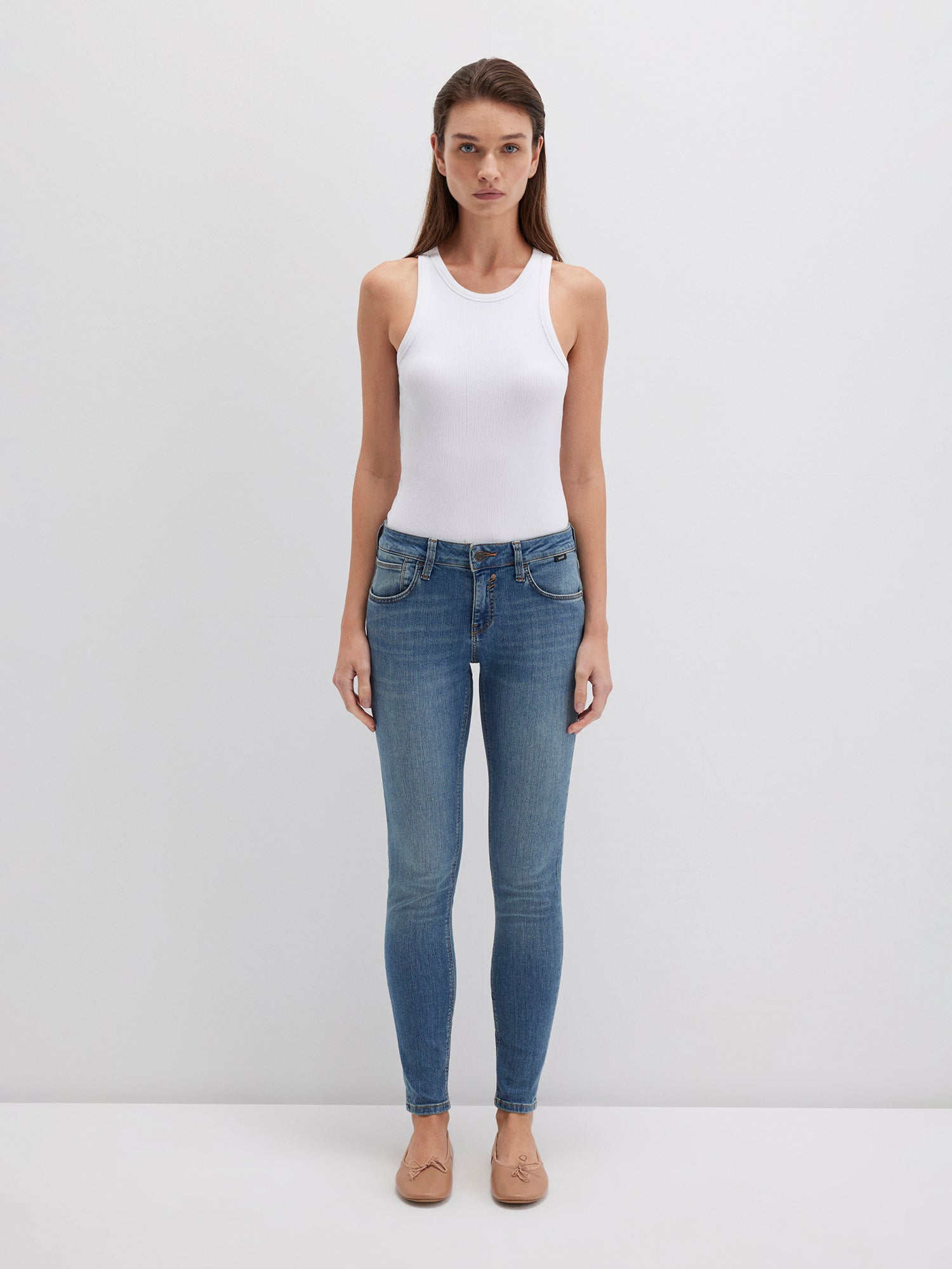 Adriana in Deep Shaded Str Jeans Mavi
