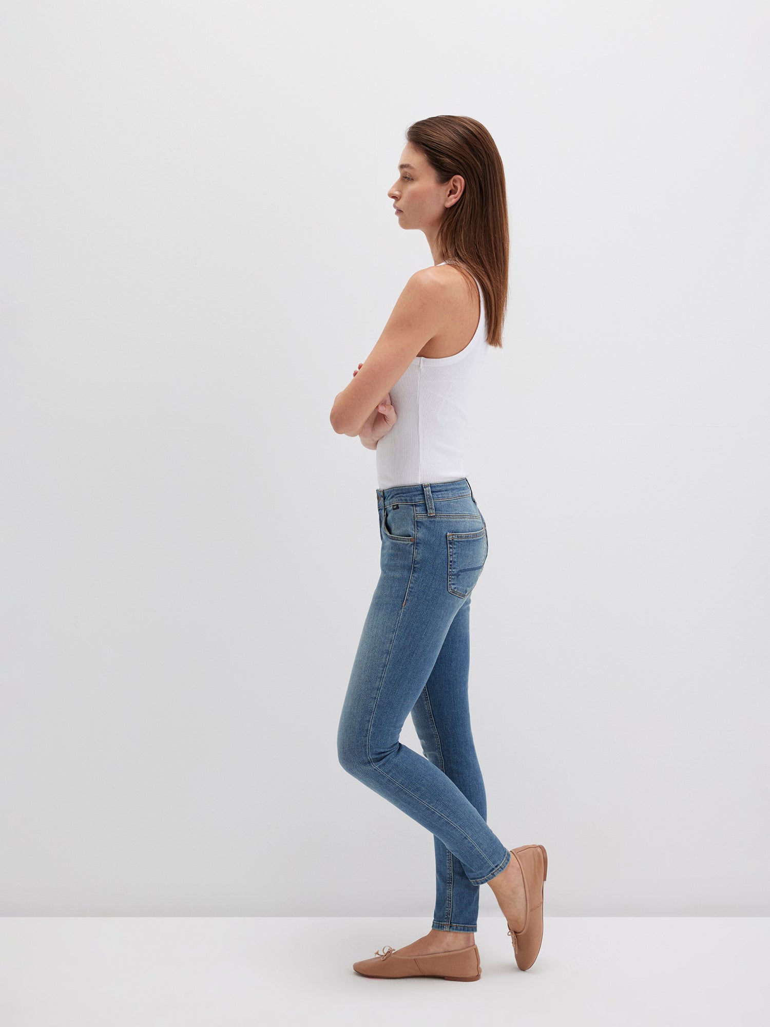 Adriana in Deep Shaded Str Jeans Mavi
