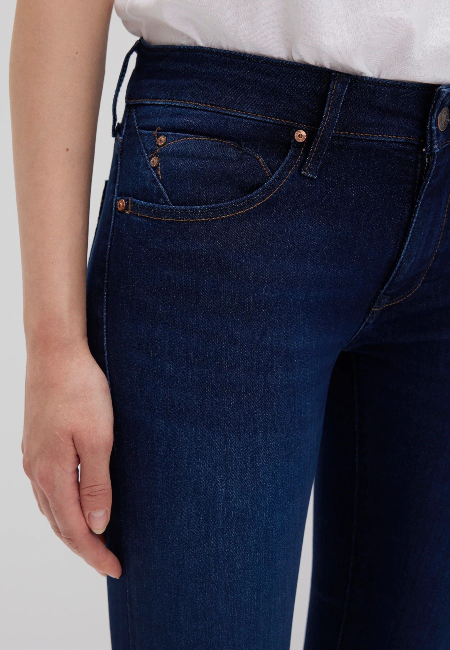 Lexy in Deep Sateen Glam Jeans Mavi