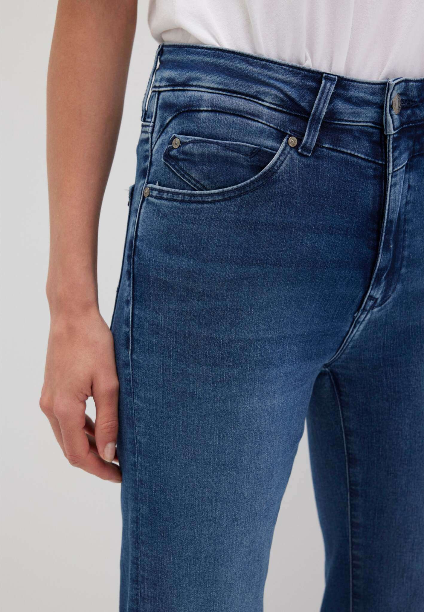 Kendra in Indigo Blue Sateen Str Jeans Mavi