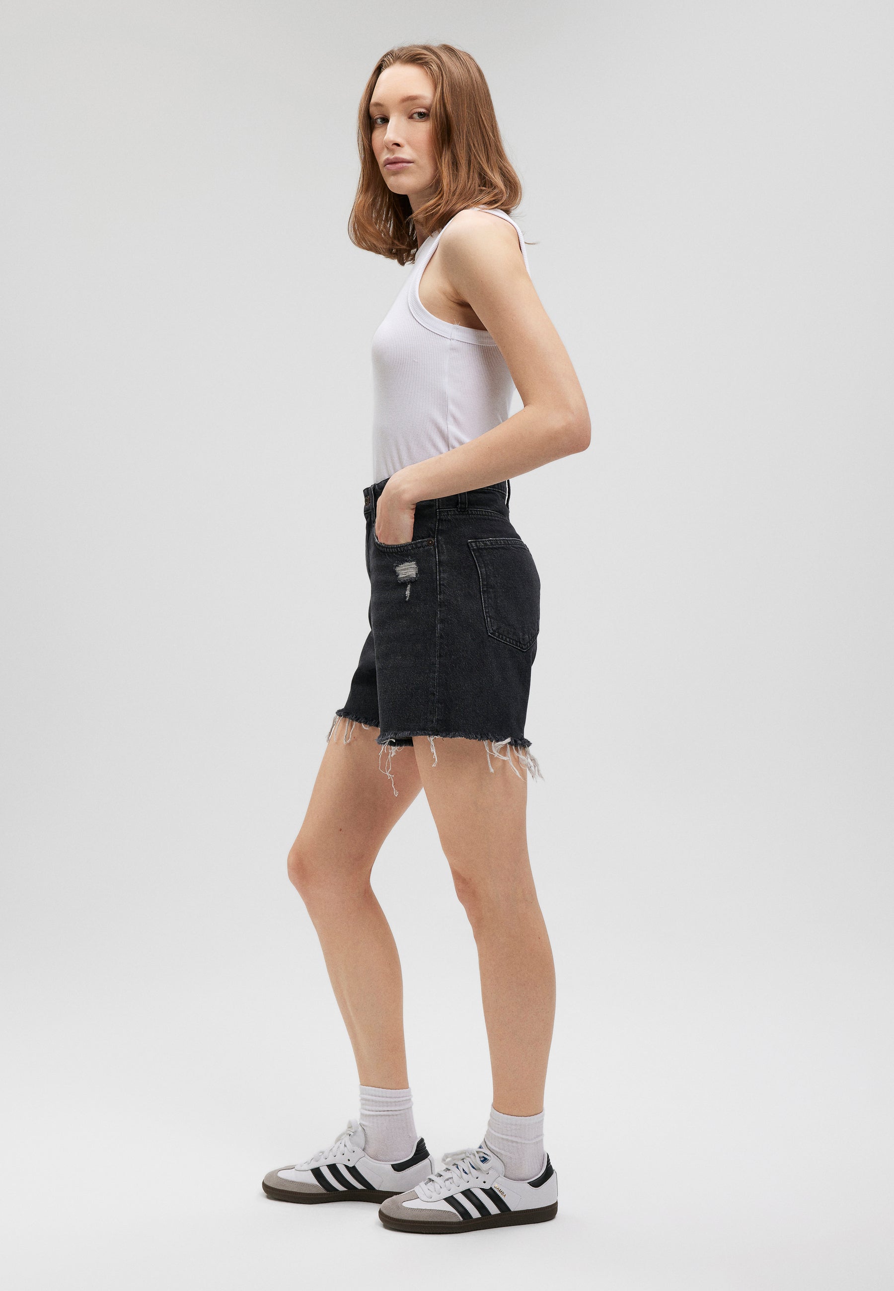Millie in Smoke 90S denim shorts Mavi