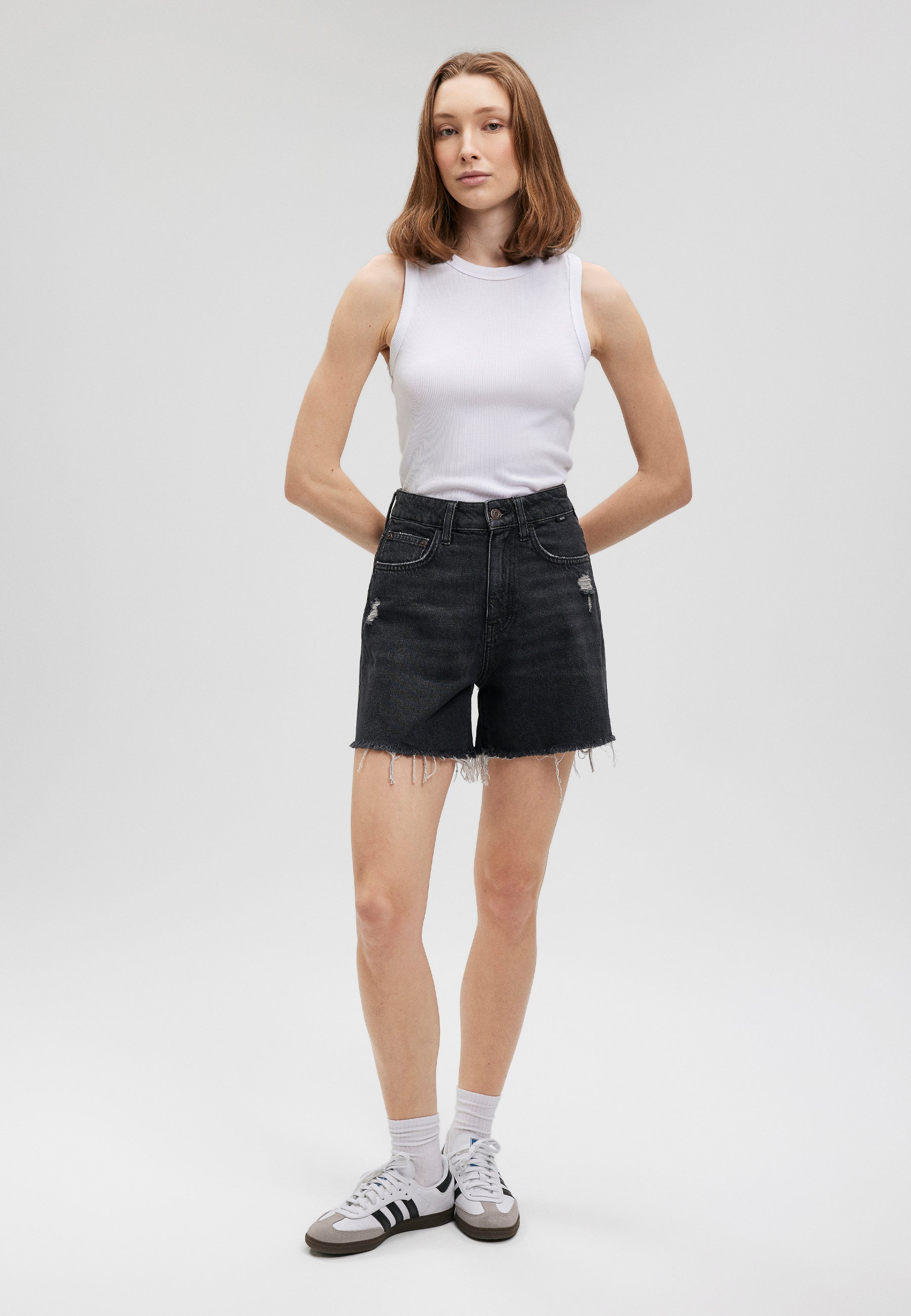 Millie in Smoke 90S denim shorts Mavi