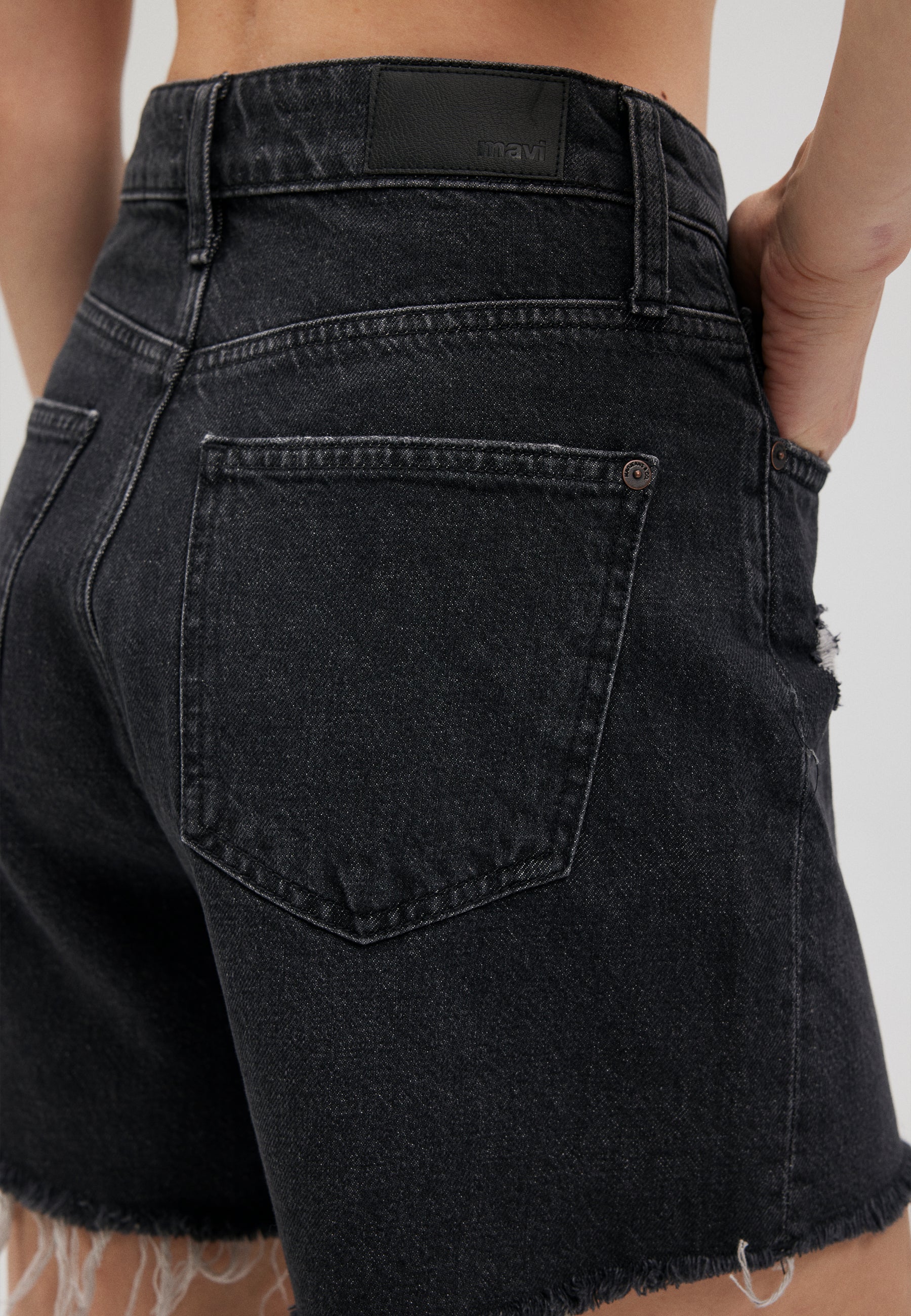 Millie in Smoke 90S denim shorts Mavi