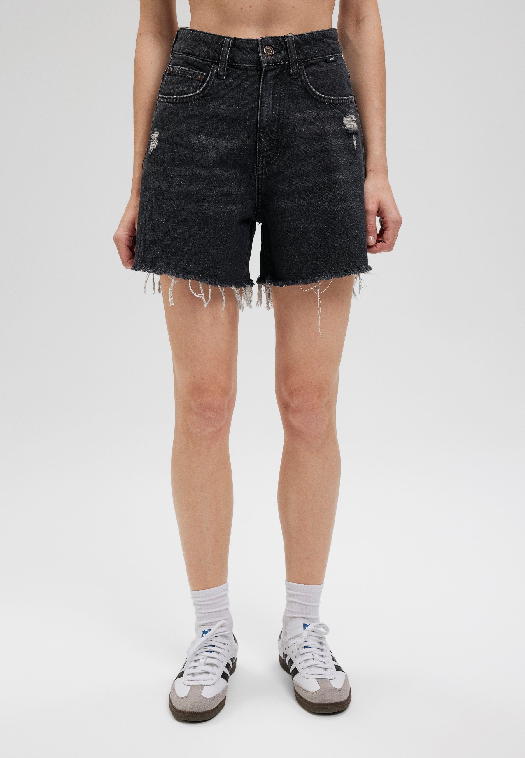 Millie in Smoke 90S denim shorts Mavi