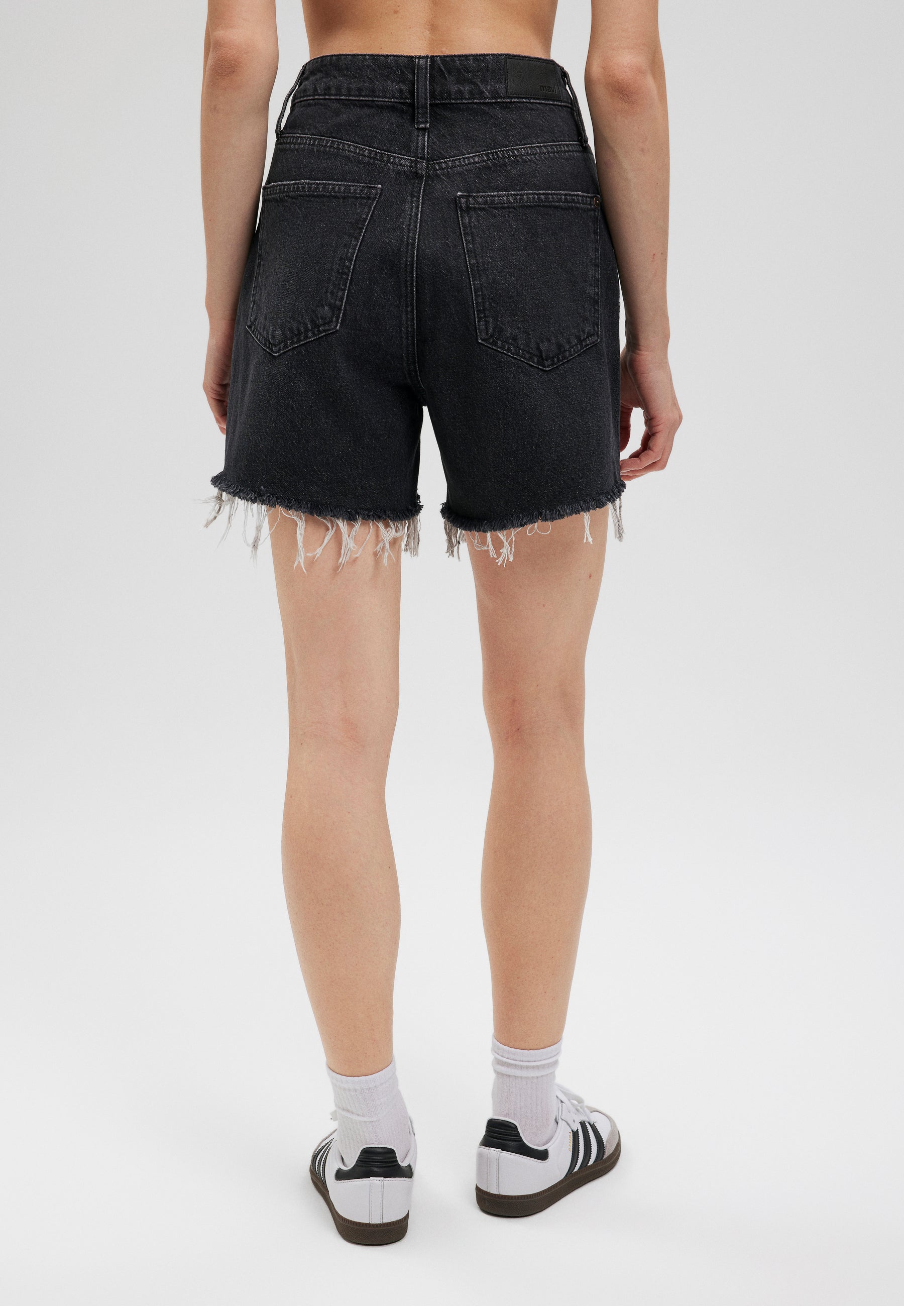 Millie in Smoke 90S denim shorts Mavi