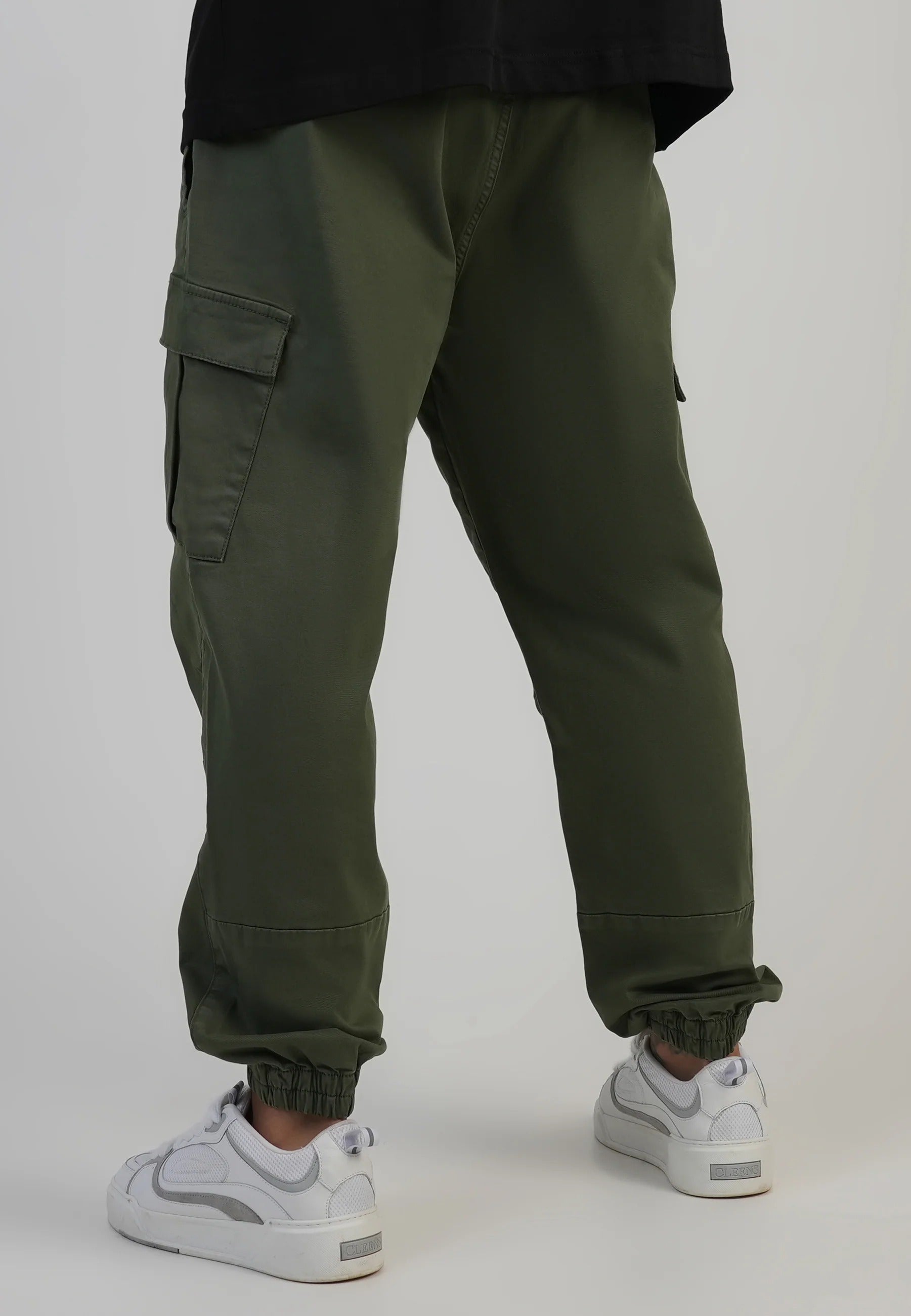 Slim fit cargo pants in khaki green