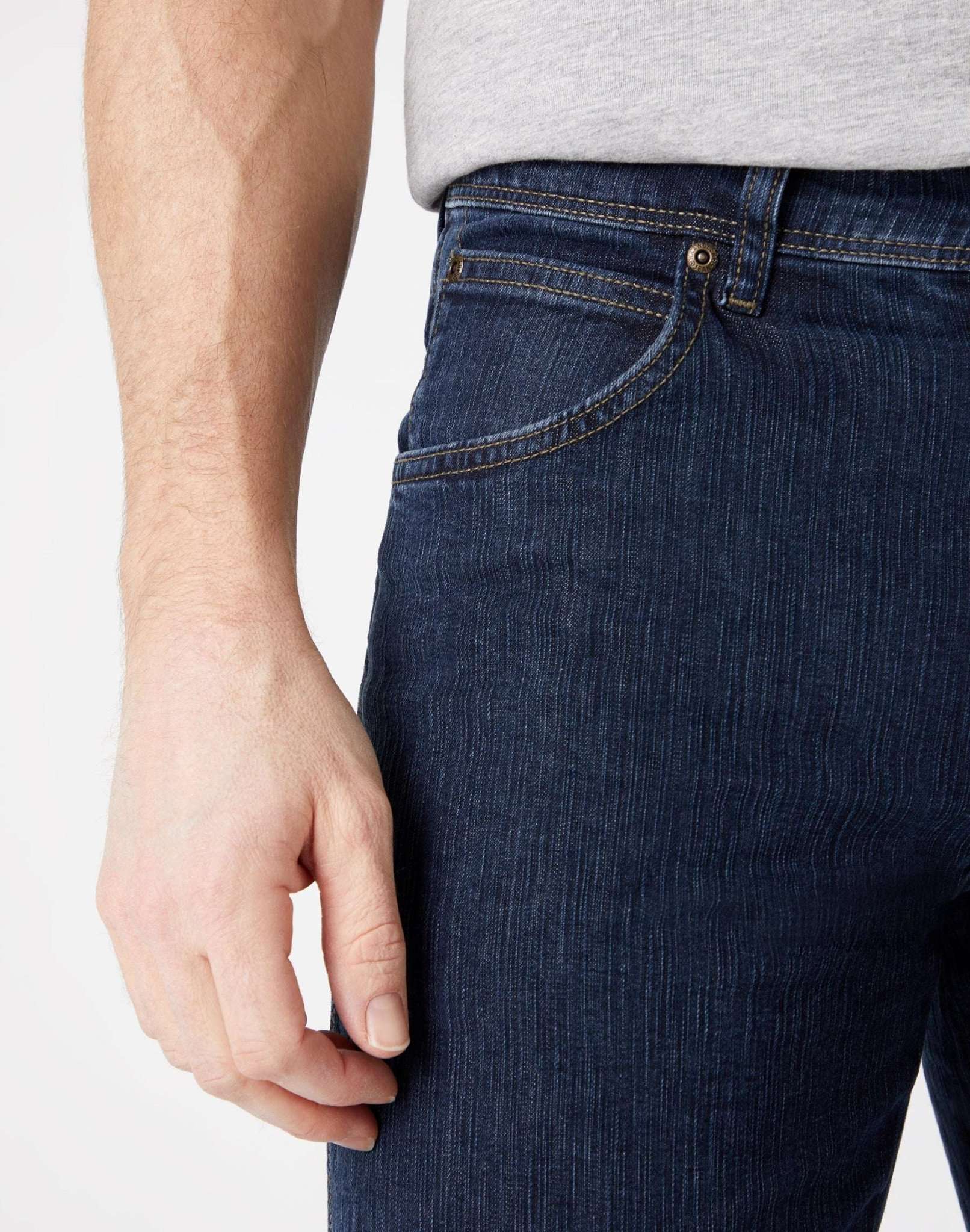 Regular Fit Medium Stretch in Darkstone Jeans Wrangler