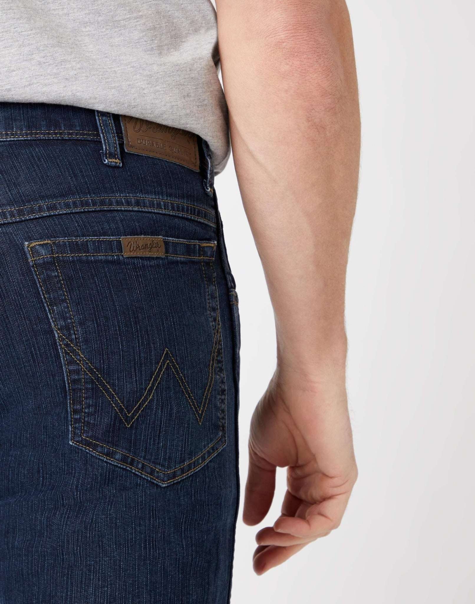 Regular Fit Medium Stretch in Darkstone Jeans Wrangler