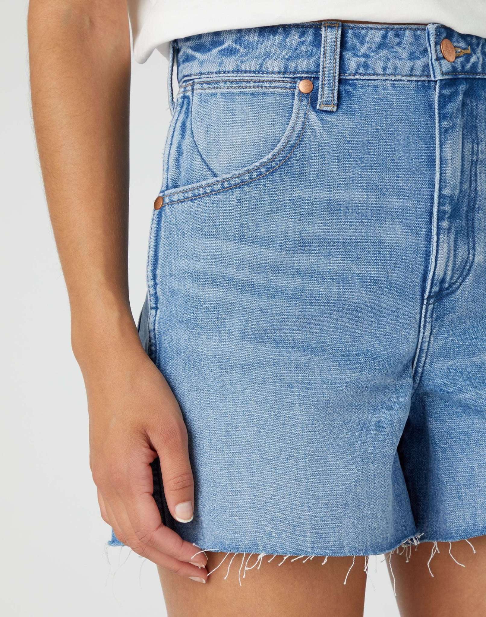 Donna in Lost Control denim shorts Wrangler