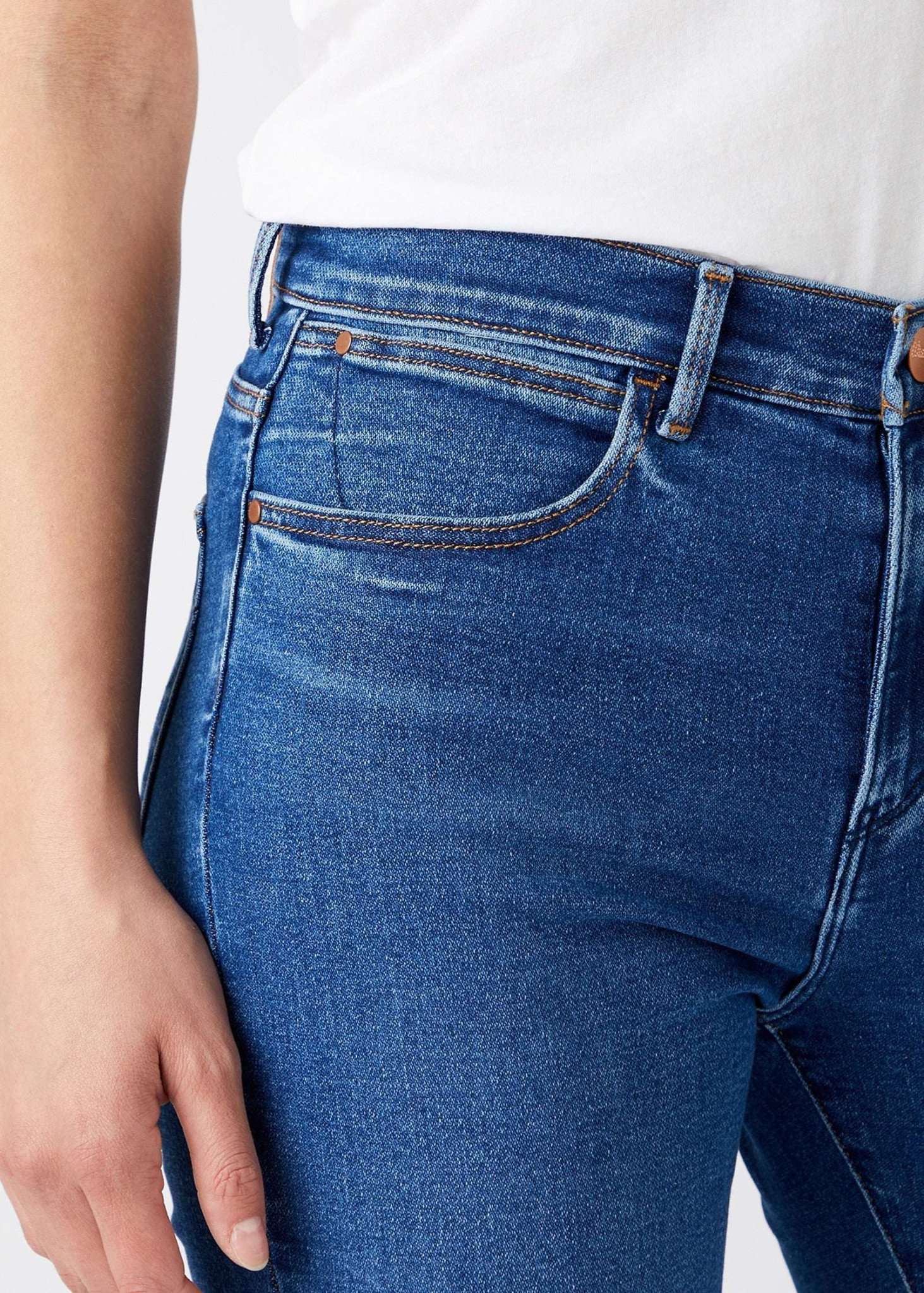 High Rise Skinny Jeans in Camellia Jeans Wrangler