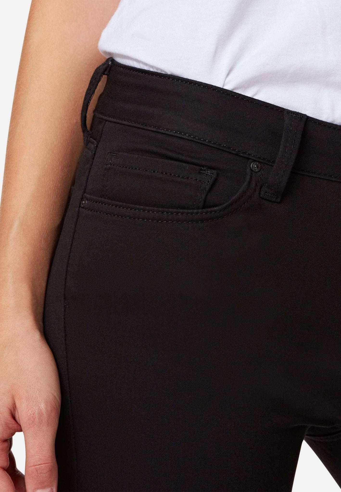 Adriana in Double Black Str Jeans Mavi
