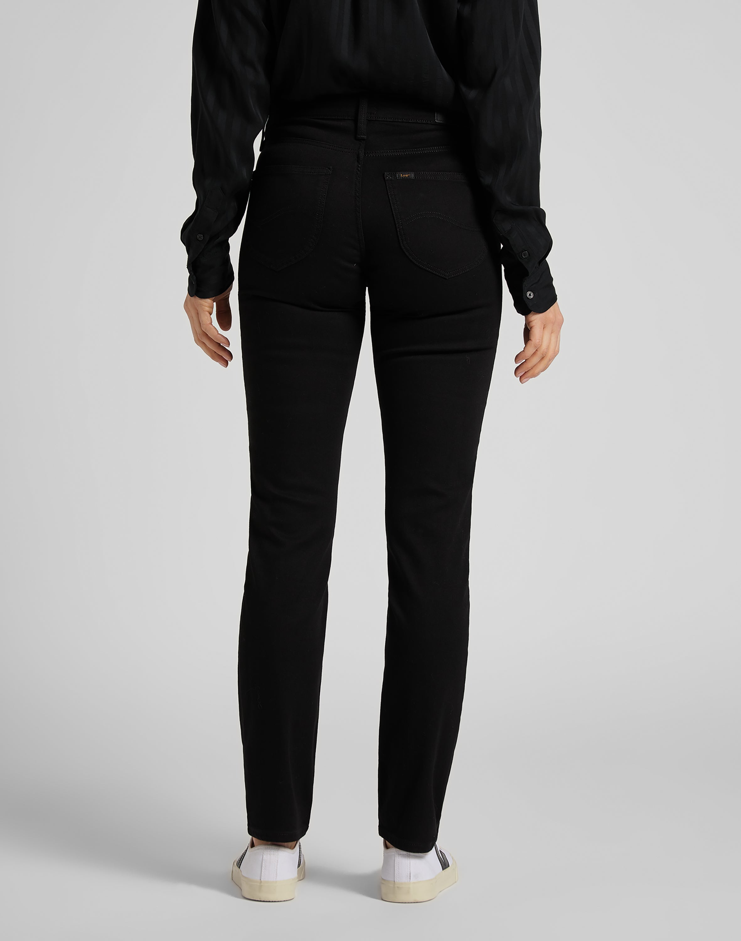 Elly in Black Rinse Jeans Lee