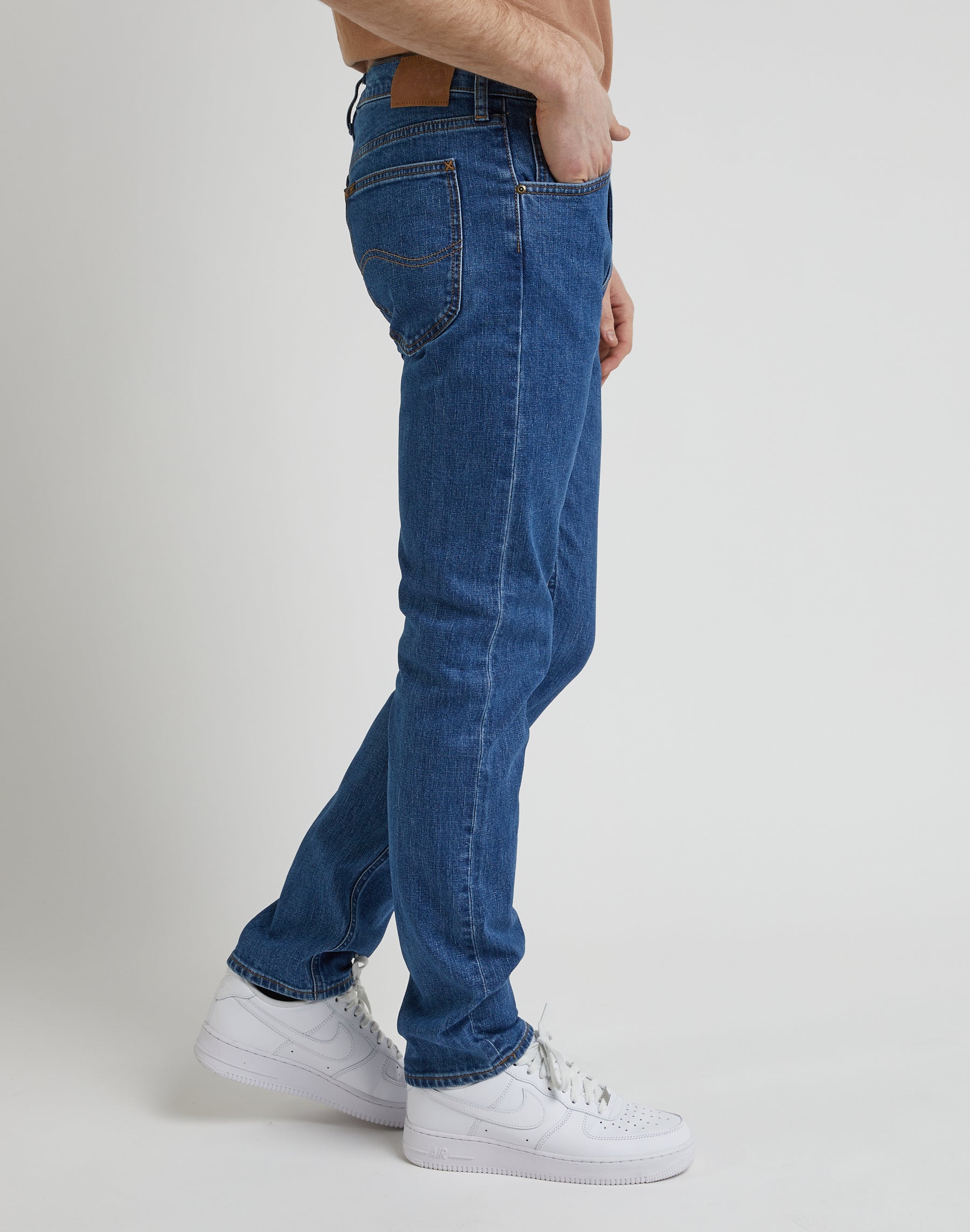 Daren Zip Fly in Stoneage Mid Jeans Lee