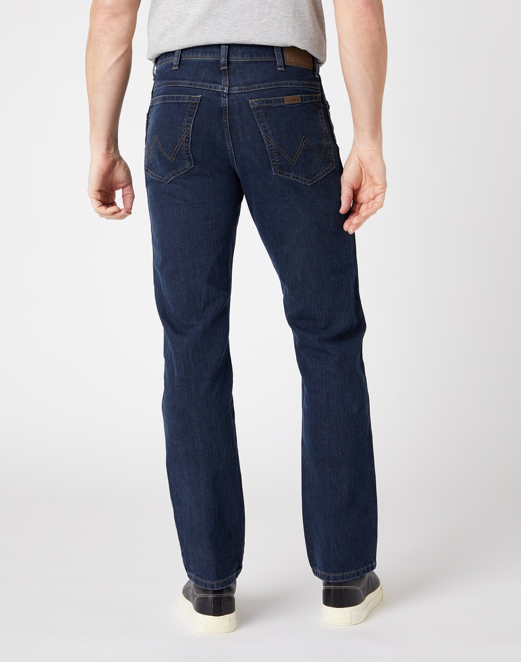 Regular Fit Medium Stretch in Darkstone Jeans Wrangler