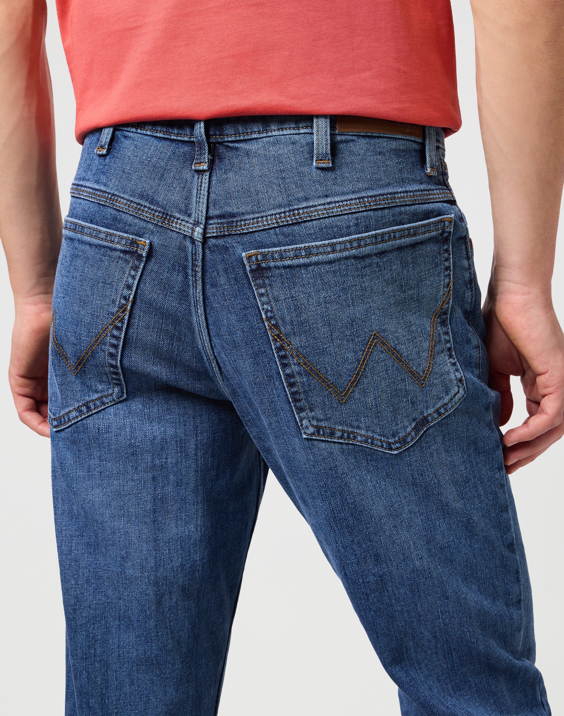 Authentic Straight in Mid Stone Jeans Wrangler   