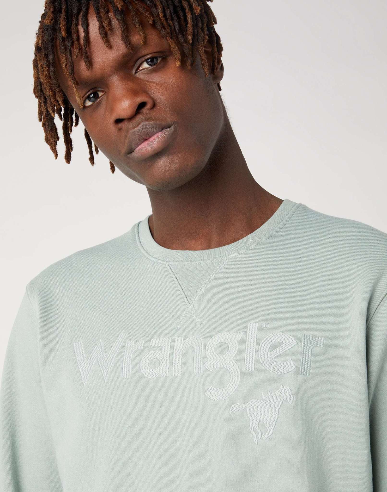 Logo Crew Sweat in Green Milieu Sweatshirts Wrangler   