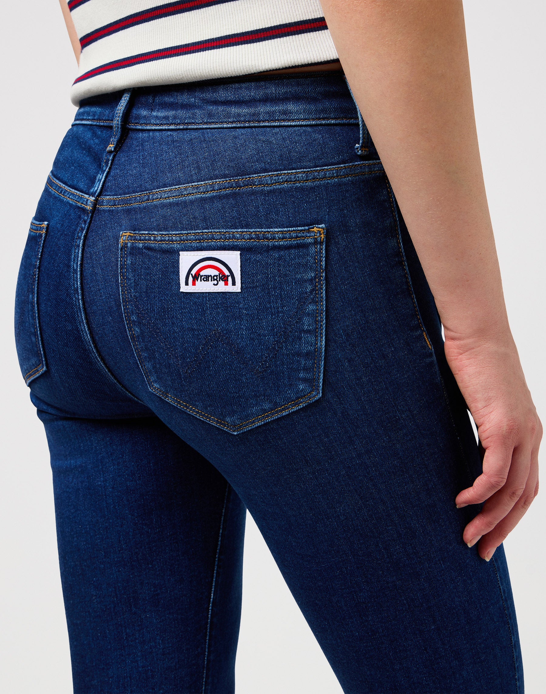 Flare in Dark Wash Jeans Wrangler