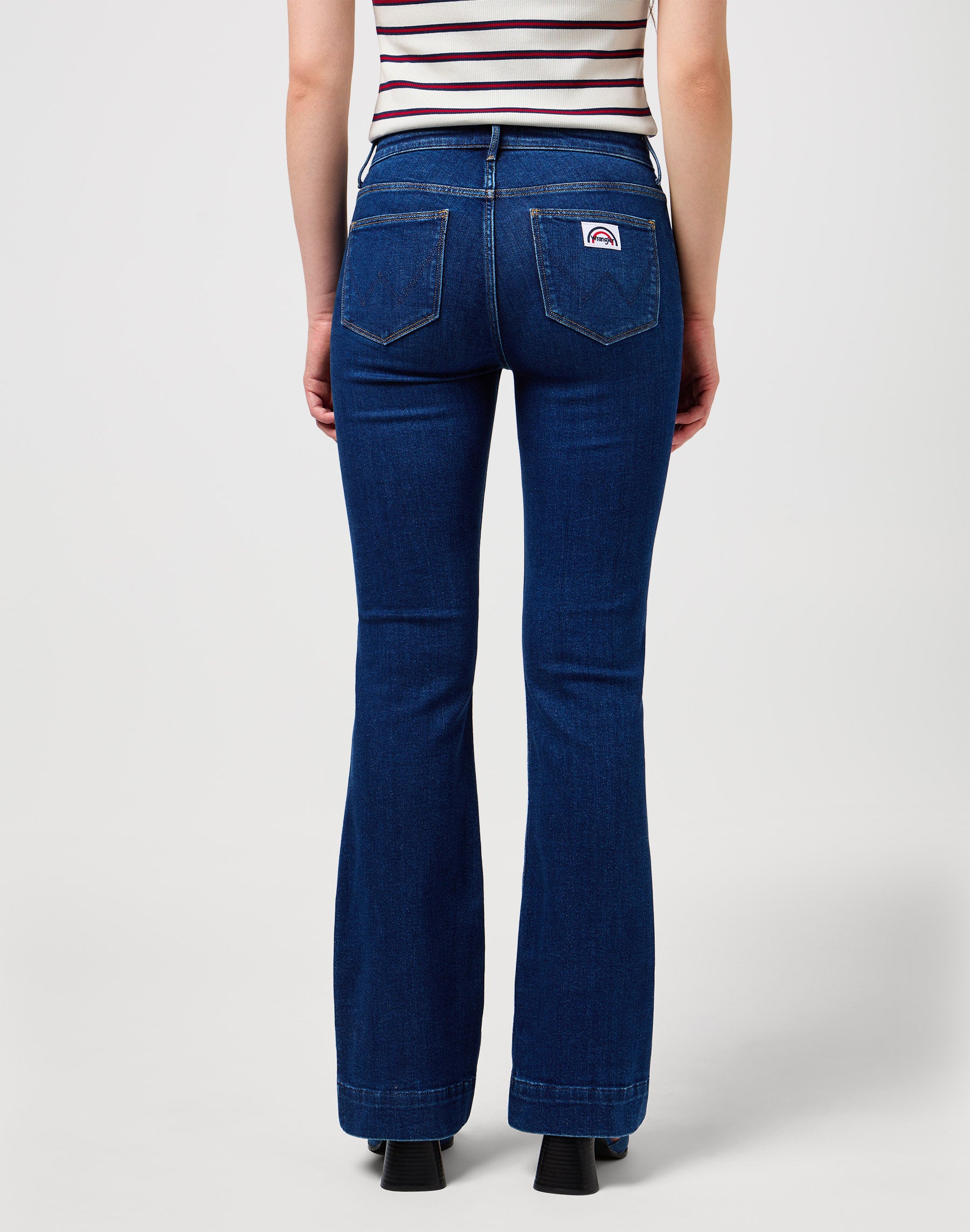 Flare in Dark Wash Jeans Wrangler