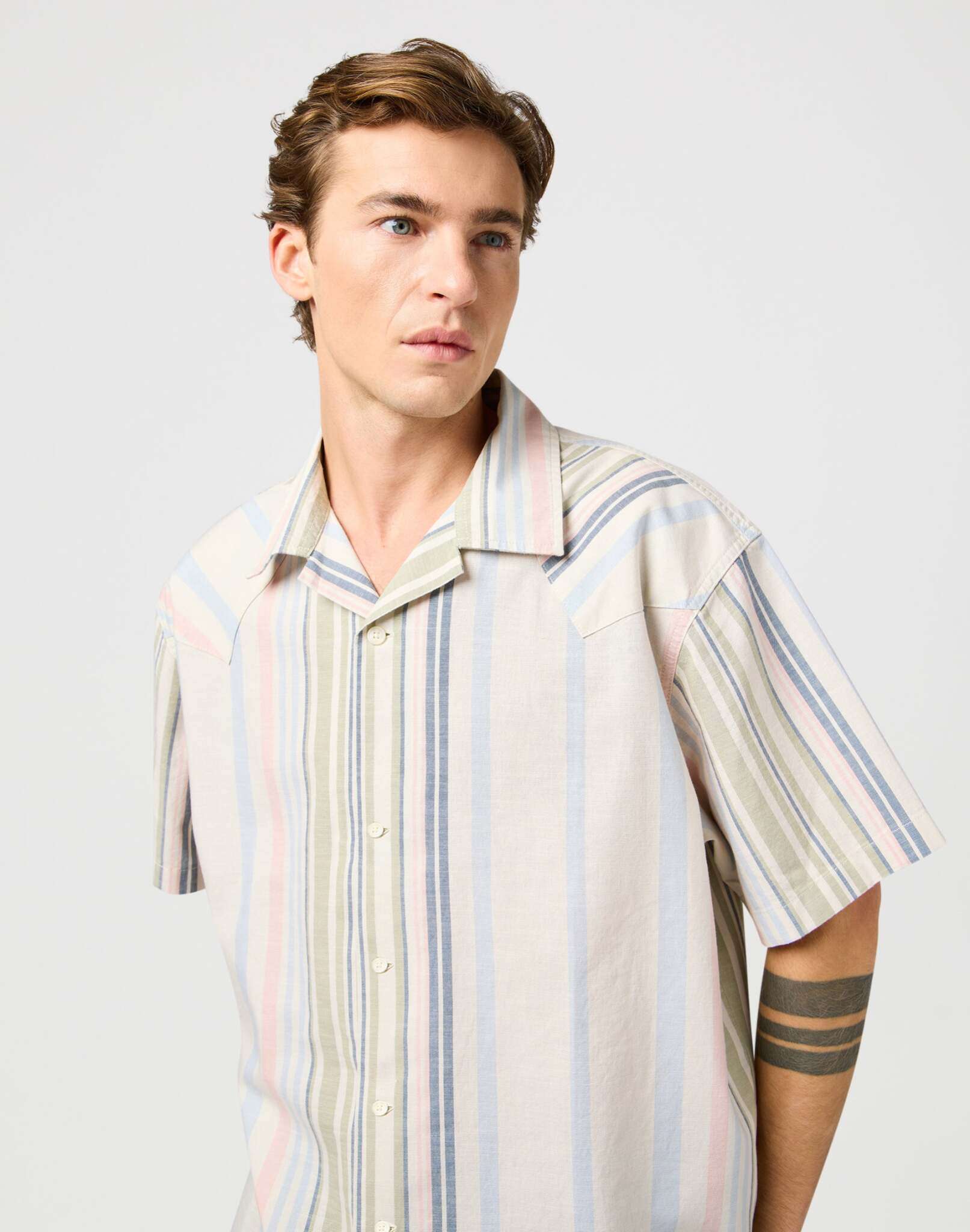 Ss W Resort Shirt in Natural Stripe Shirts Wrangler