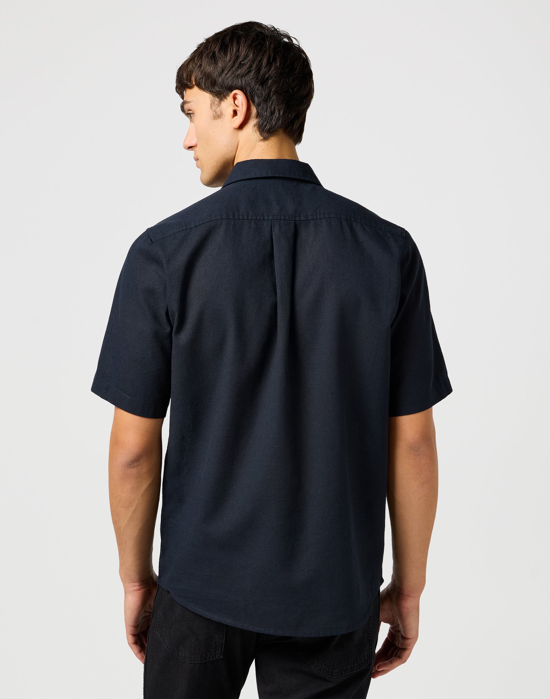 Ss 1 Pkt Shirt in Black Shirts Wrangler